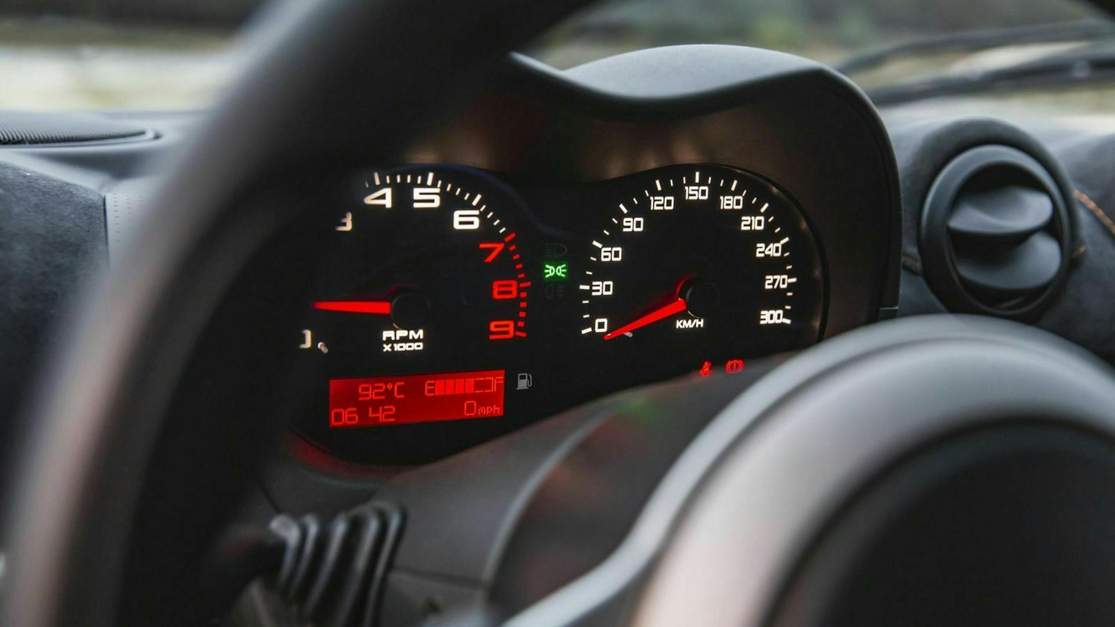 Zu sehen ist der Boardcomputer des Lotus Elise