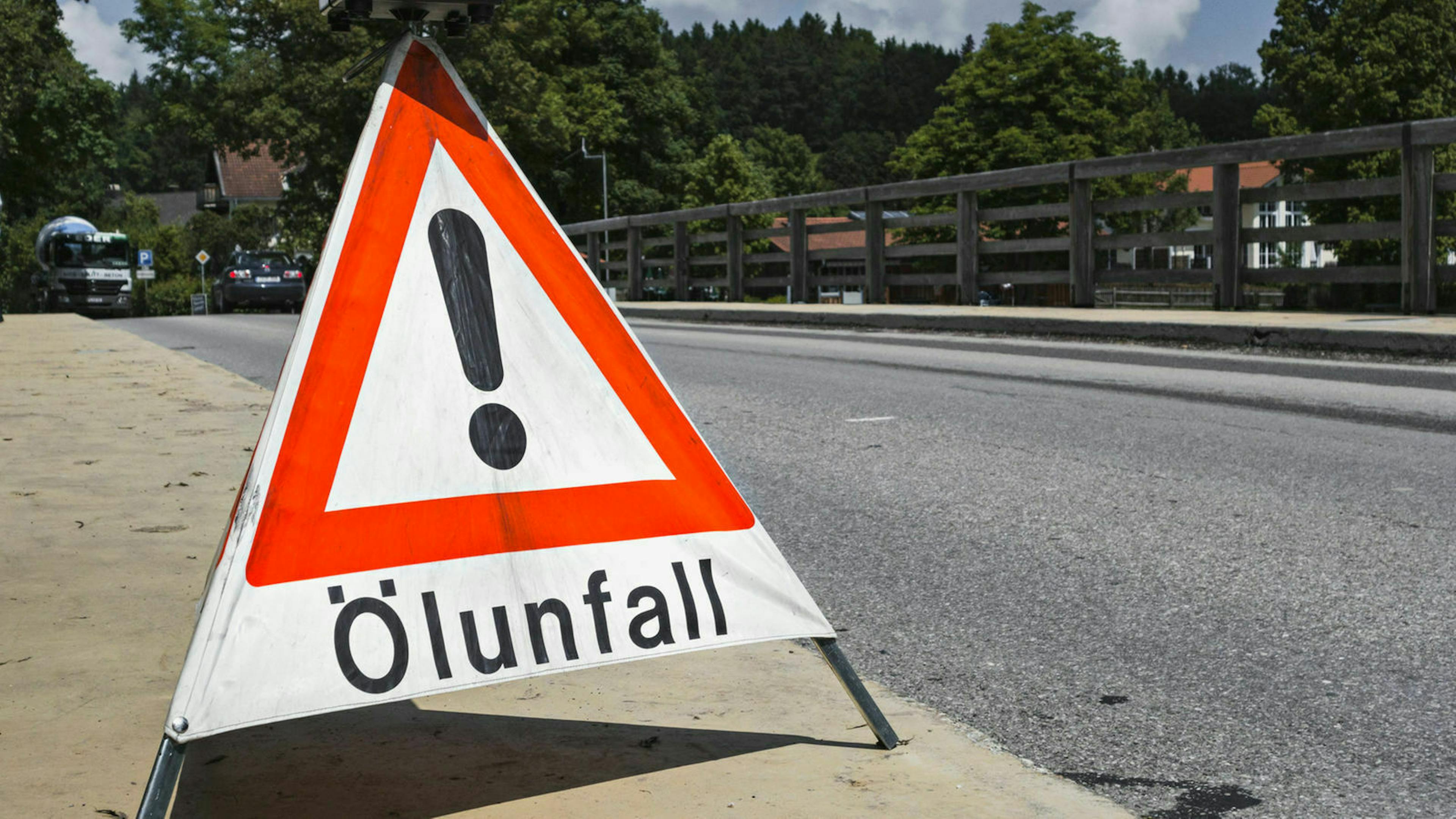 Warnschild Oelunfall