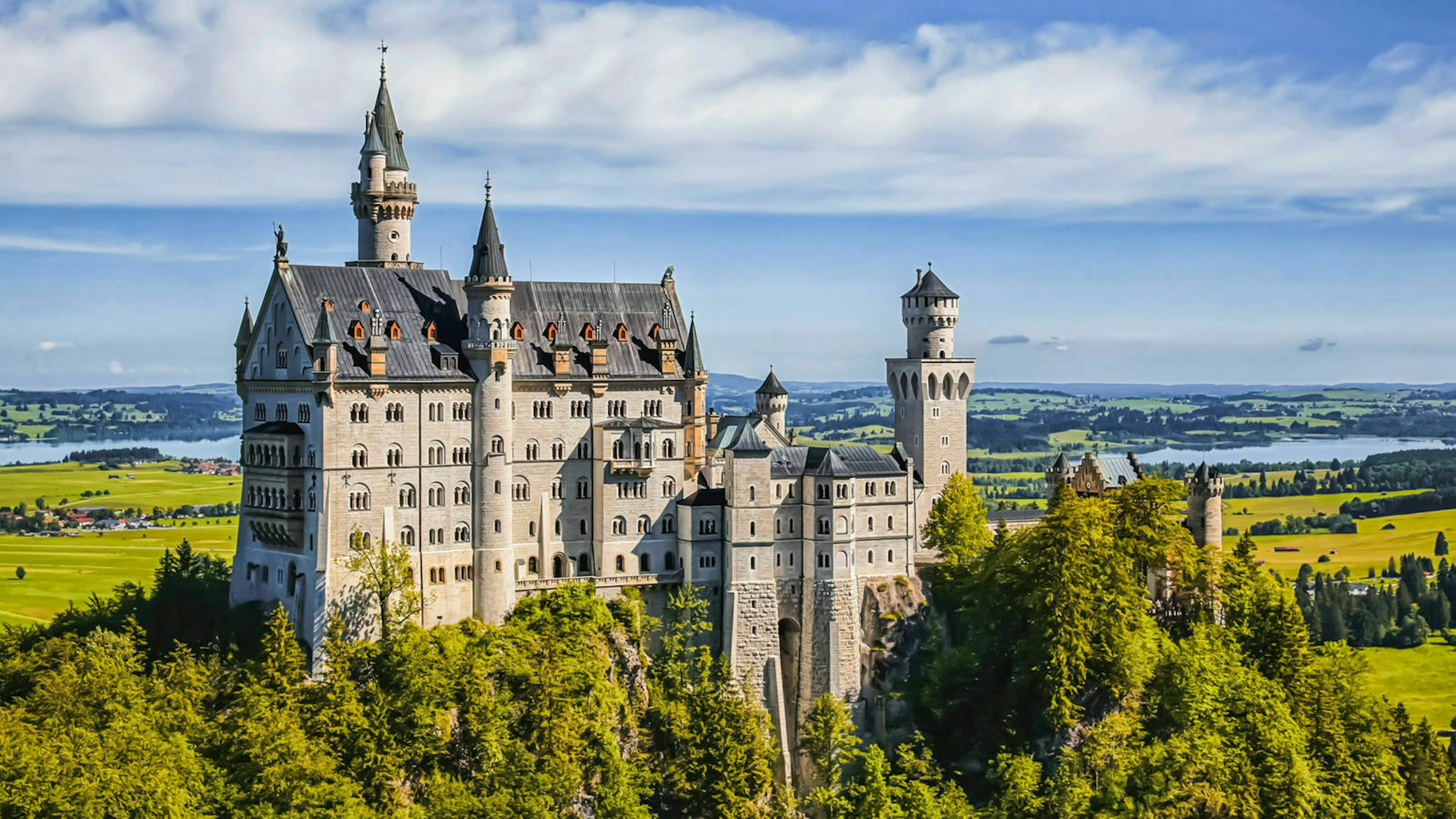 Schloss Neuschwanstein im Sommer bei Sonnenschein