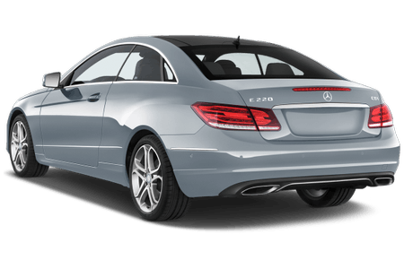 Silbernes Mercedes-Benz Coupé E220, Heckansicht, steht auf weißem Hintergrund. LED-Rückleuchten und Doppelauspuff erkennbar.