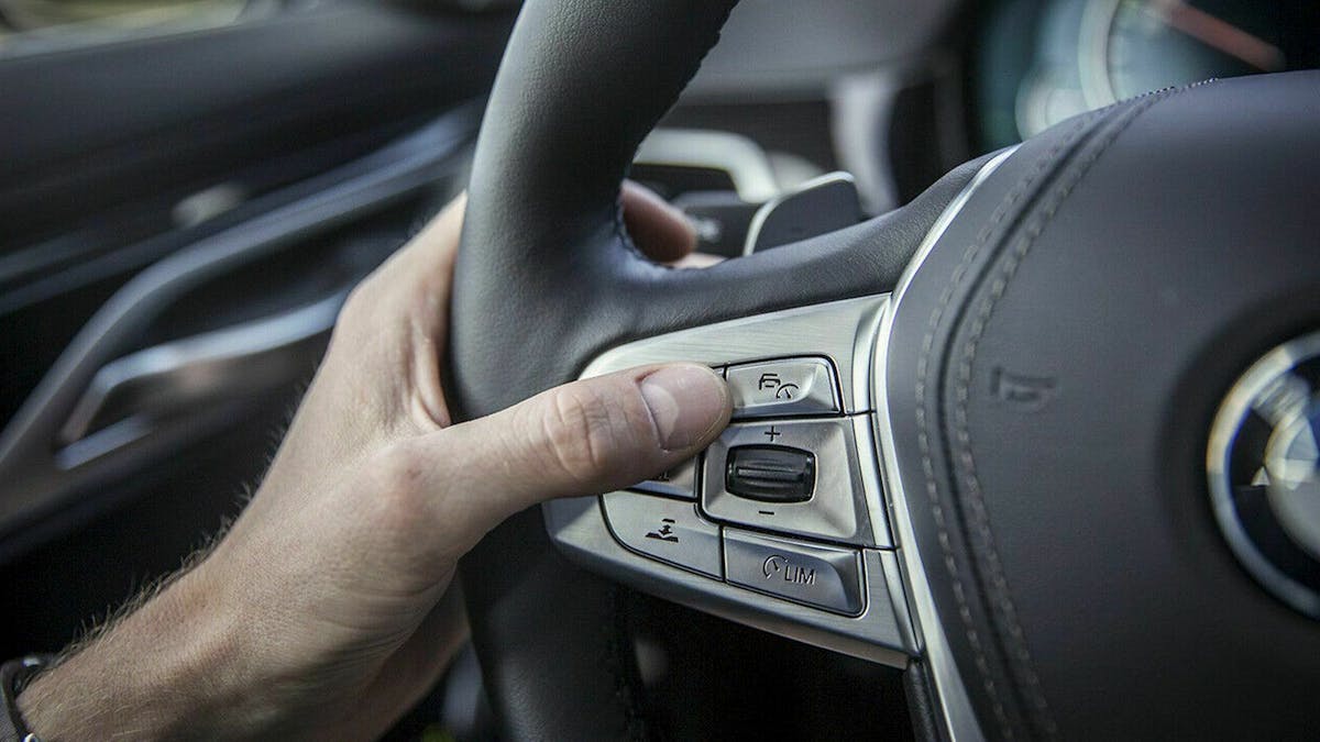 Im BMW 7er wird der Abstandstempomat am Lenkrad eingestellt - bei den meisten anderen Autos ebenfalls