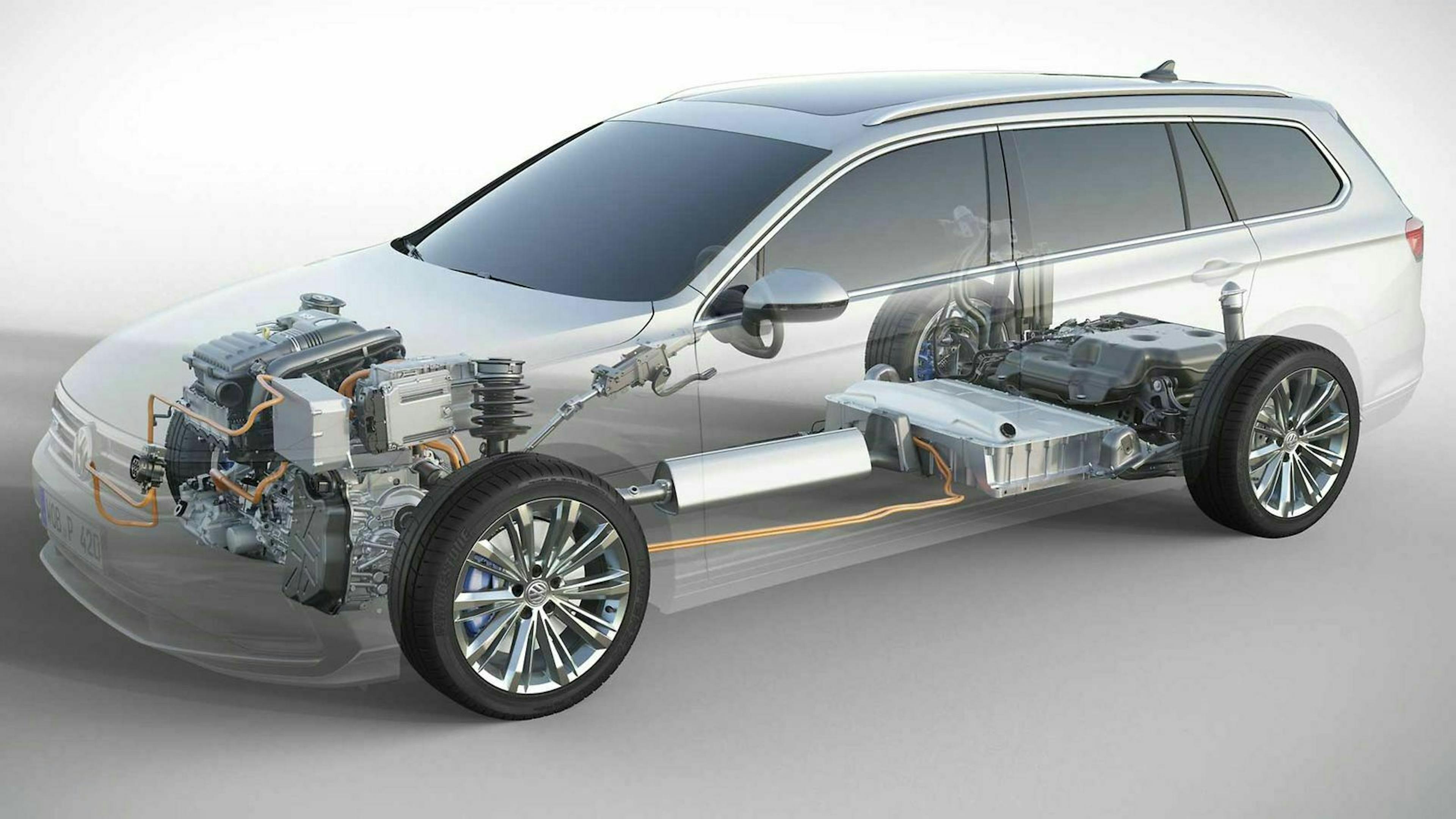 Die beiden Hybrid-Kombis teilen sich die Architektur. Dennoch gibt es klare Unterschiede zwischen Passat GTE und Superb IV