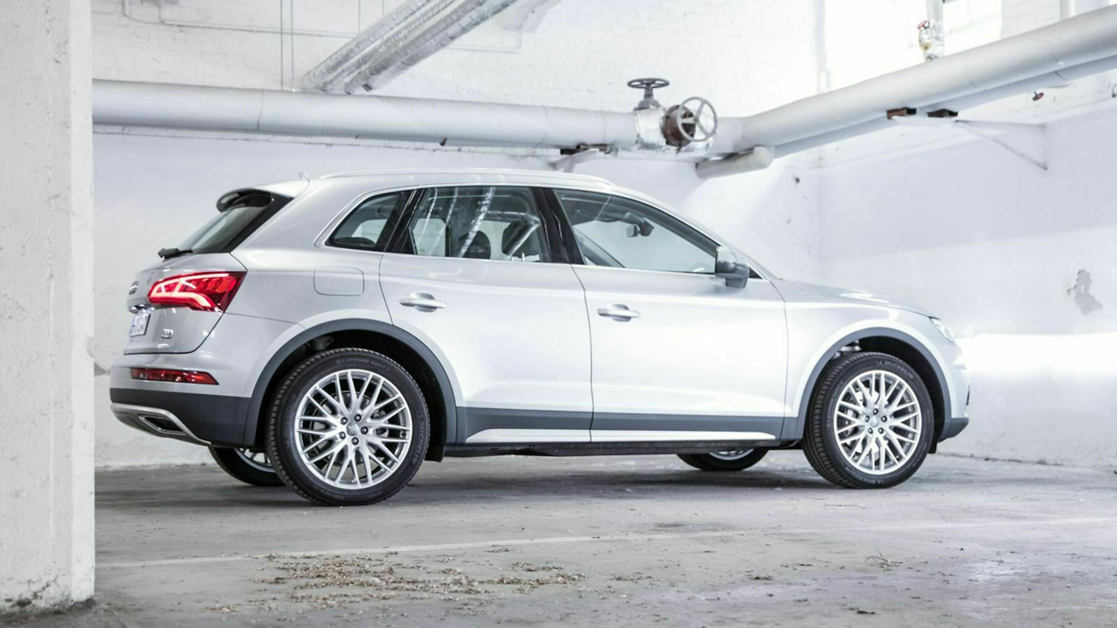 Audi Q5 Seitenansicht: Der Basispreis des Audi Q5 liegt bei knapp 46.000 Euro