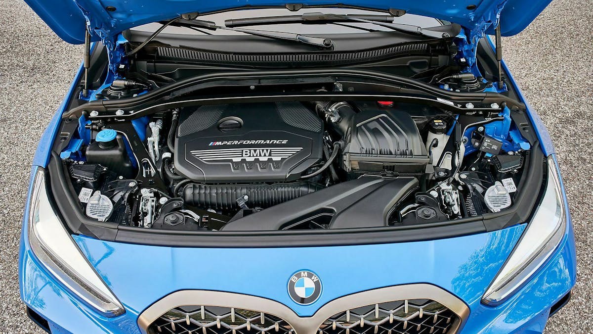 Blick unter die Motorhaube des BMW M135i