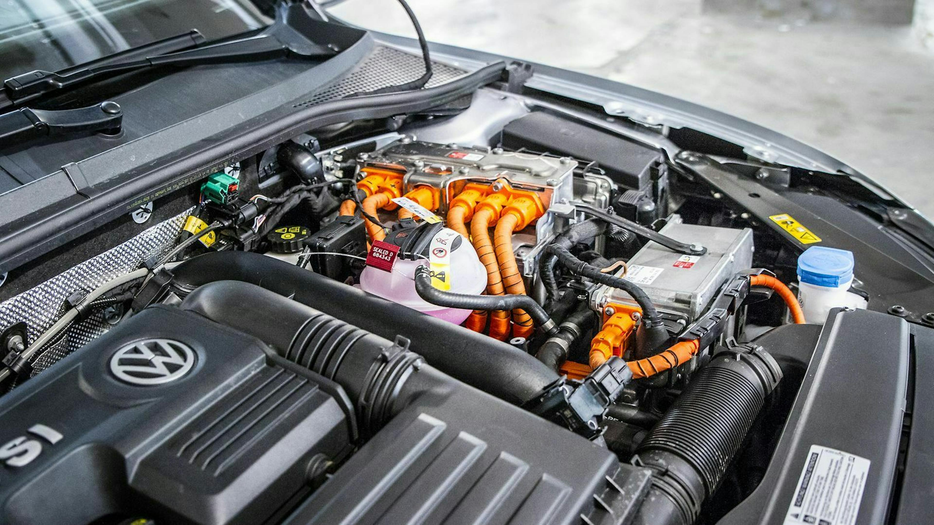 Der 1,4-Liter-Vierzylinder-Turbo-Benziner leistet 156 PS. Der E-Motor 115 PS