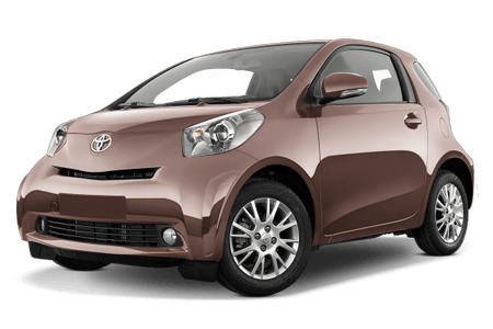 Kompakter, brauner Kleinwagen mit silbernen Felgen, stehend auf transparentem Hintergrund. Frontansicht mit Toyota-Logo.
