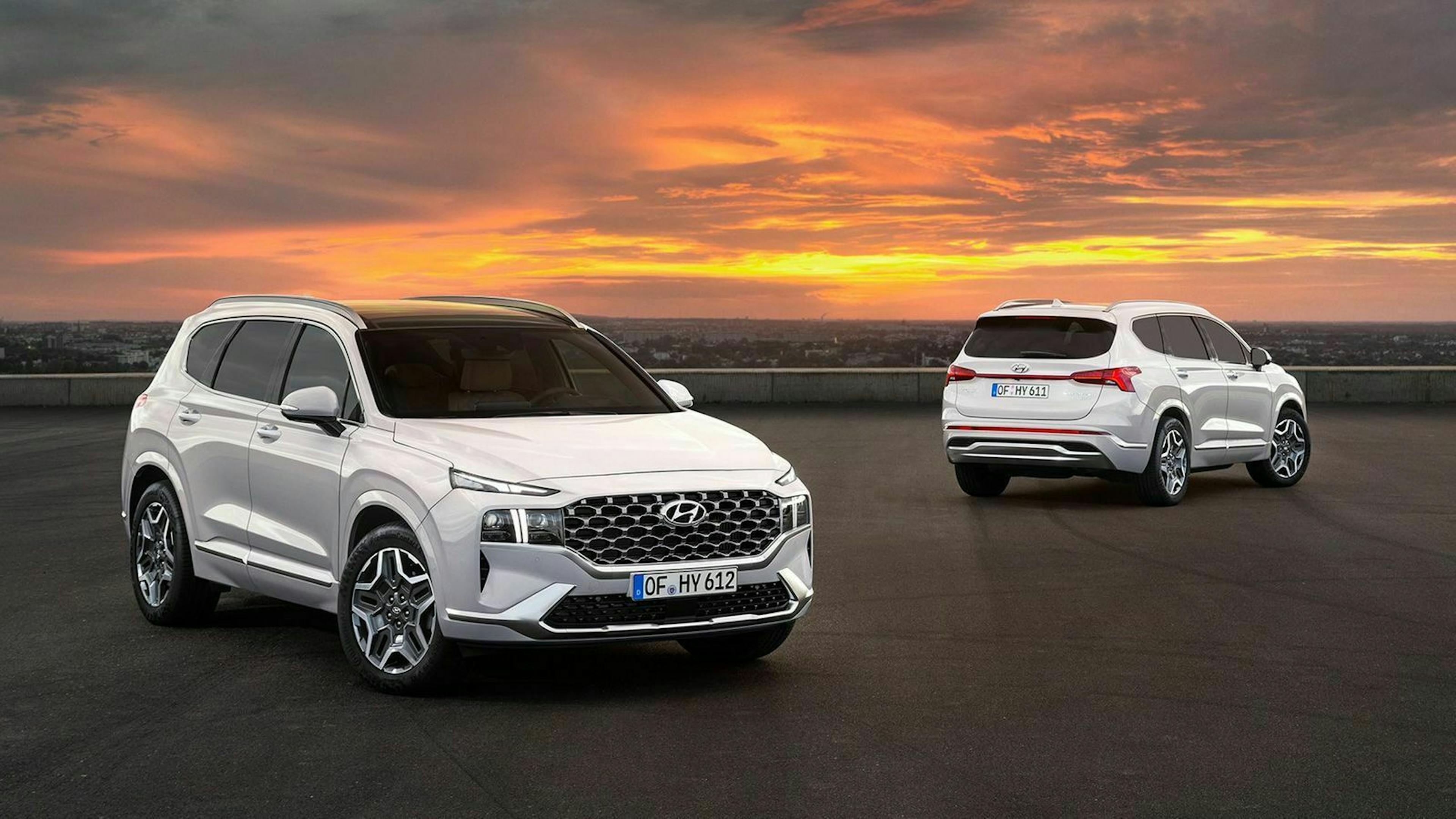 Hyundai Santa Fe im stehend im Sonnenuntergang