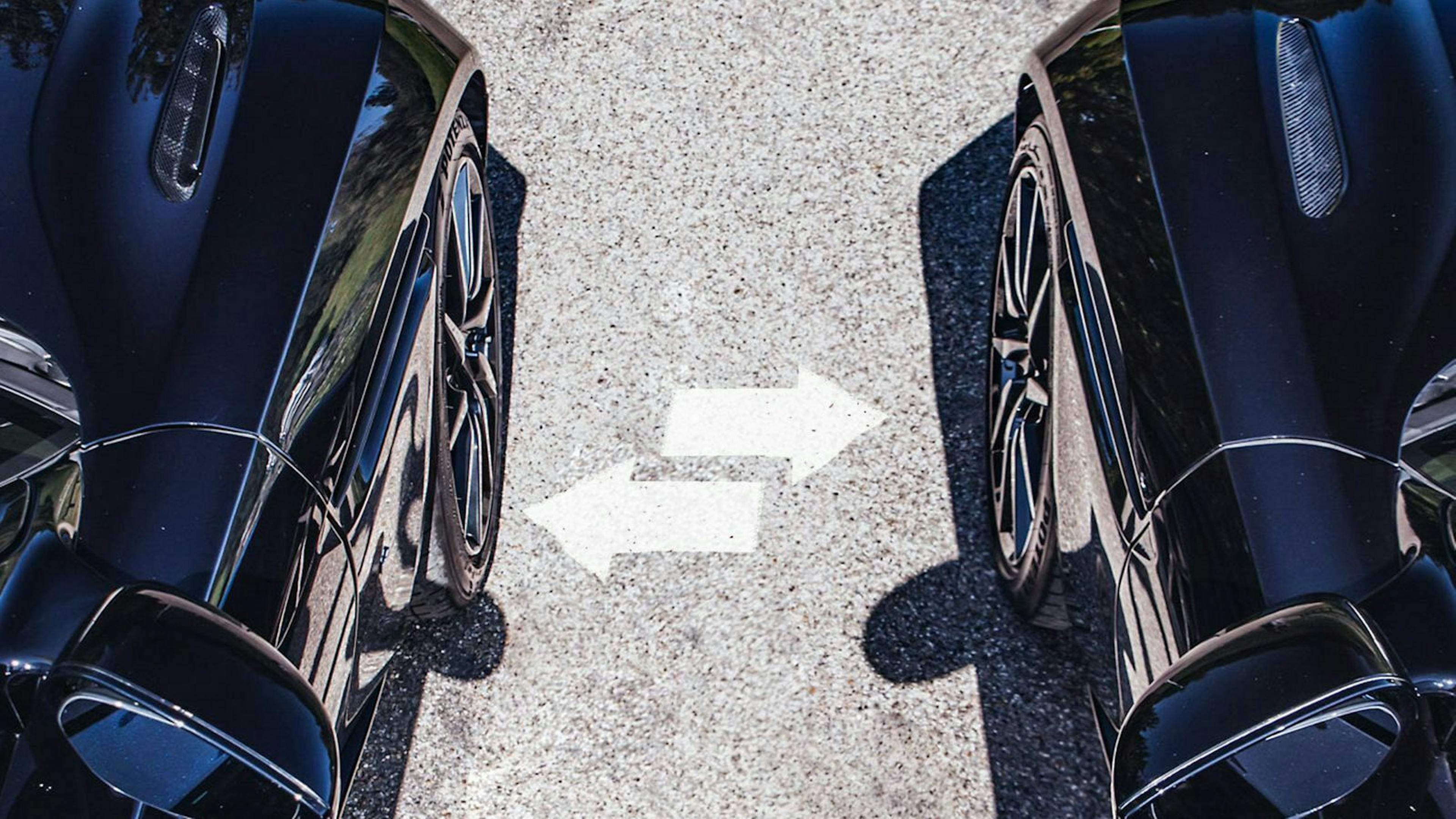 Zwei geparkte Fahrzeuge nebeneinander