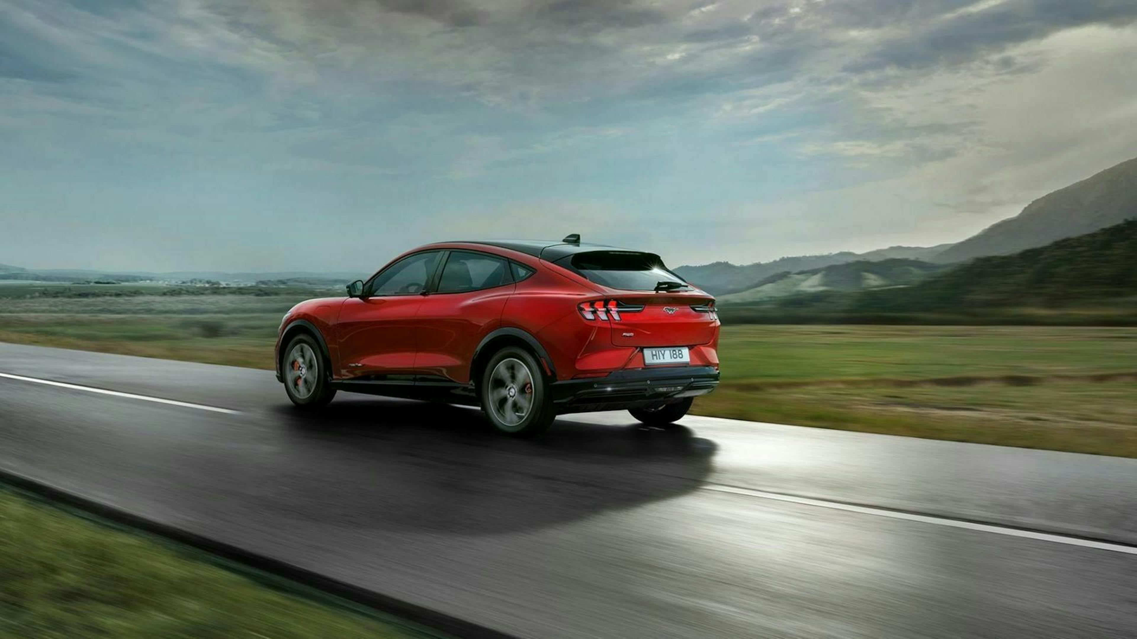 Der Ford Mustang Mach-E aus der Heckperspektive fahrend