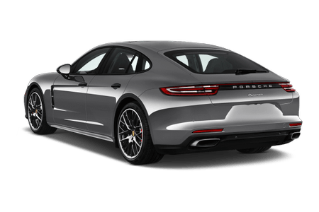 Silberner Sportwagen von hinten, geparkt auf weißem Hintergrund. Elegantes Design mit glänzenden Felgen und zwei Auspuffrohren.