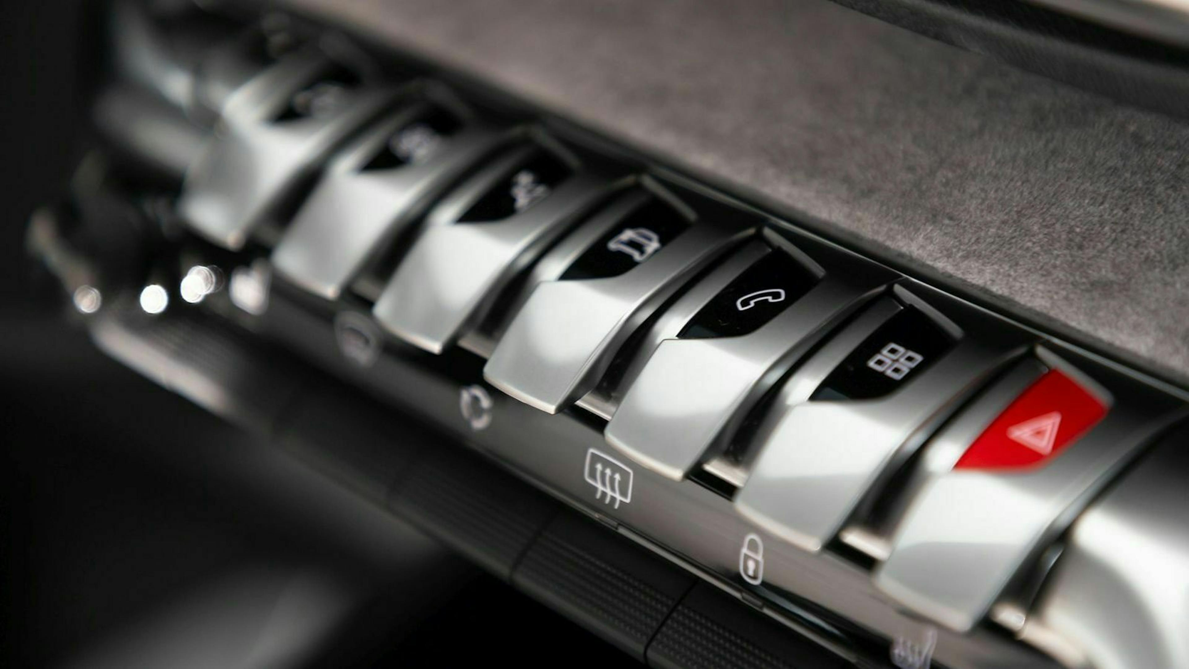 Zu sehen sind Funktionstasten im Innenraum des Peugeot 3008 Hybrid4