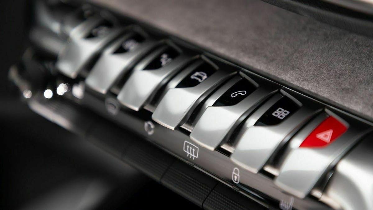 Zu sehen sind Funktionstasten im Innenraum des Peugeot 3008 Hybrid4