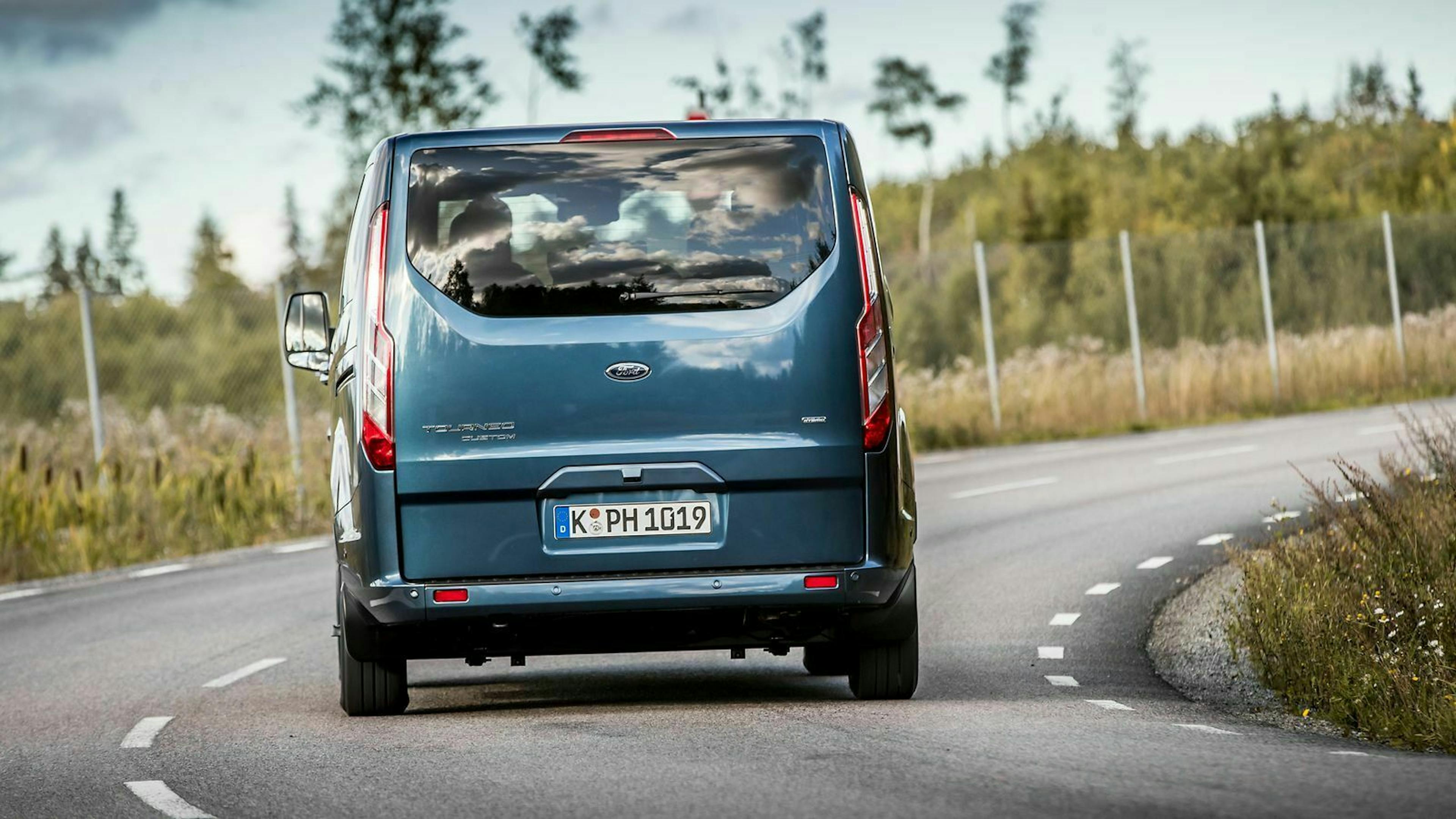 Der Ford Tourneo Custom kommt auf ein Leergewicht von 2.599 kg. Die Zuladung liegt bei 566 kg