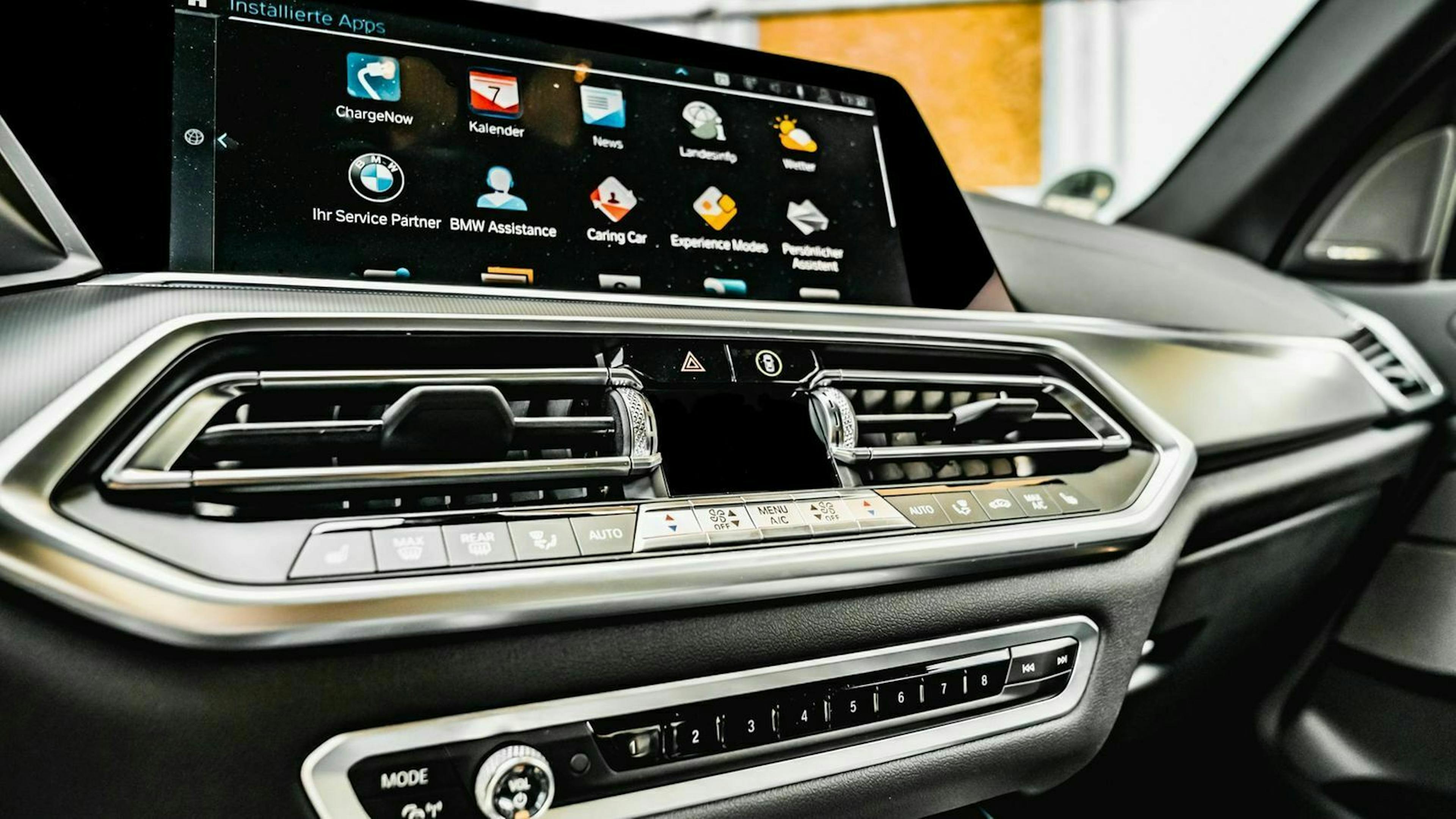 Zu sehen ist das Armaturenbrett des BMW X5