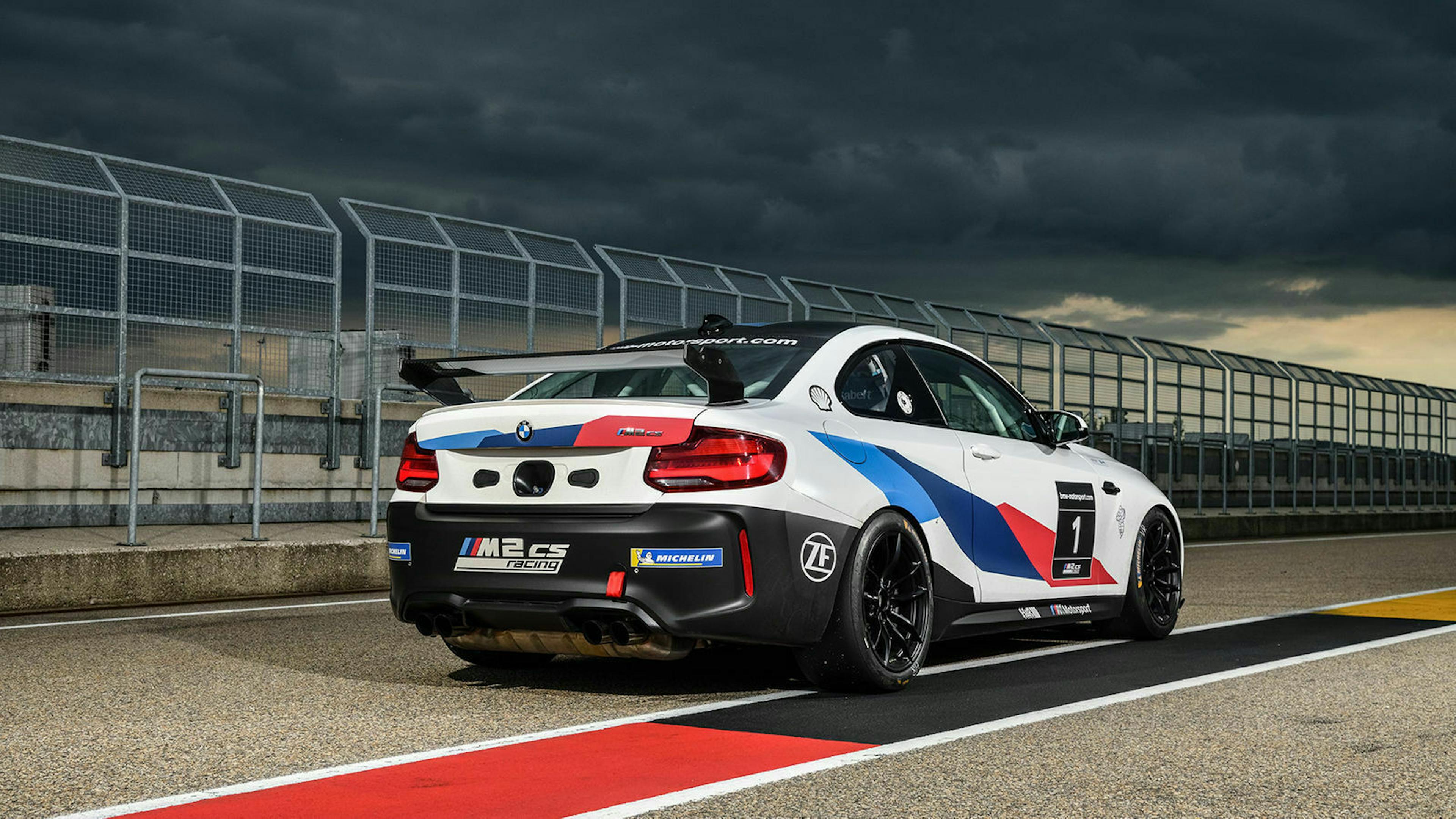 BMW M2 CS Racing von hinten