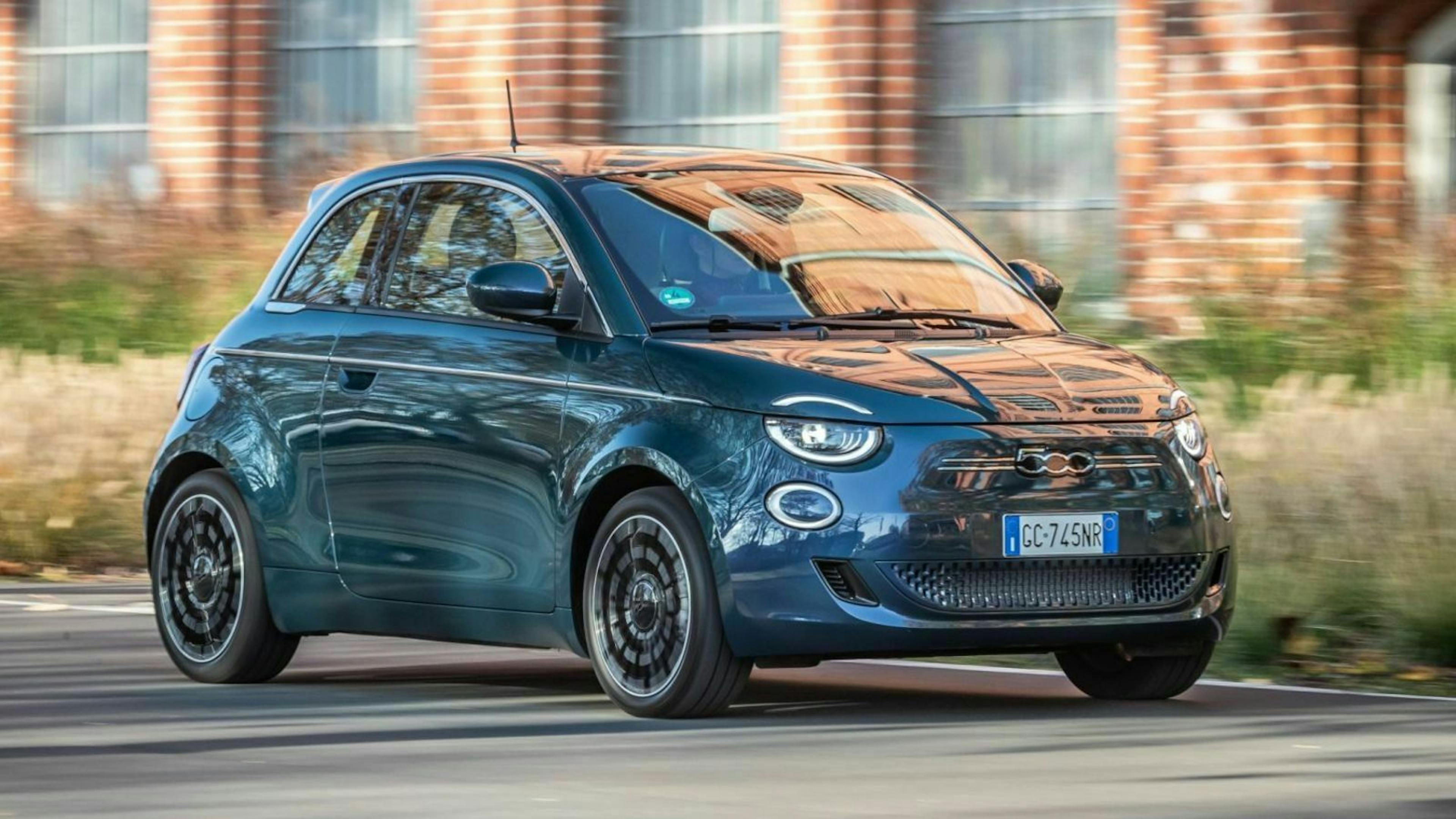 Zu sehen ist der Fiat 500e 2020 von vorne, fahrend