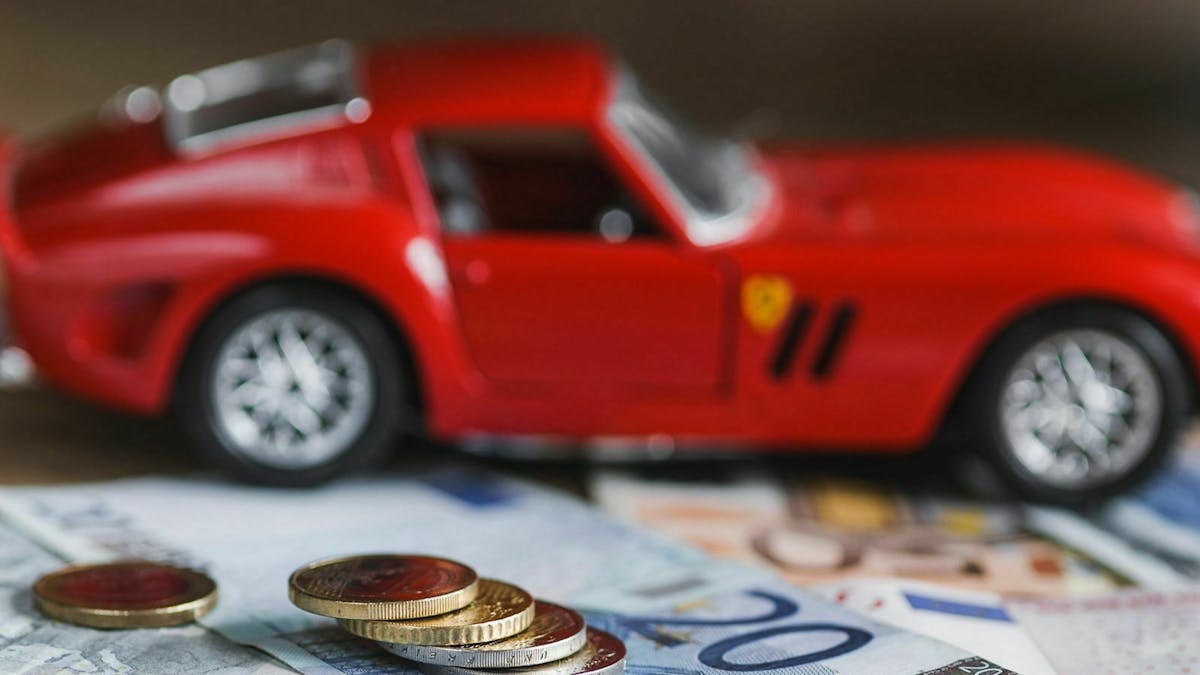 Auch niedrige Drehzahlen und ein korrekter Reifendruck helfen, den Benzinverbrauch zu senken.
