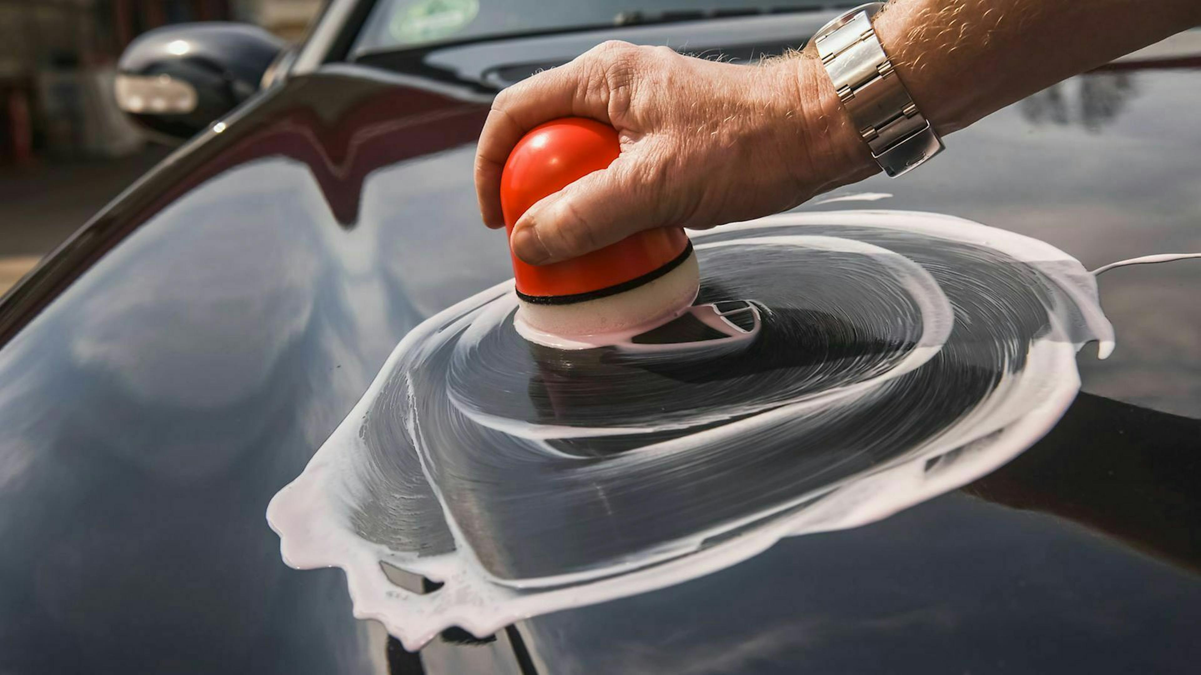 Ist der Lack stark verwittert, kann ihn eine Reinigungspolitur wieder zum glänzen bringen