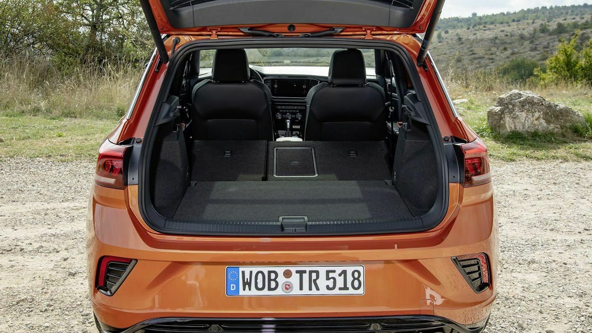 VW T-Roc bei geöffneter Kofferraumklappe