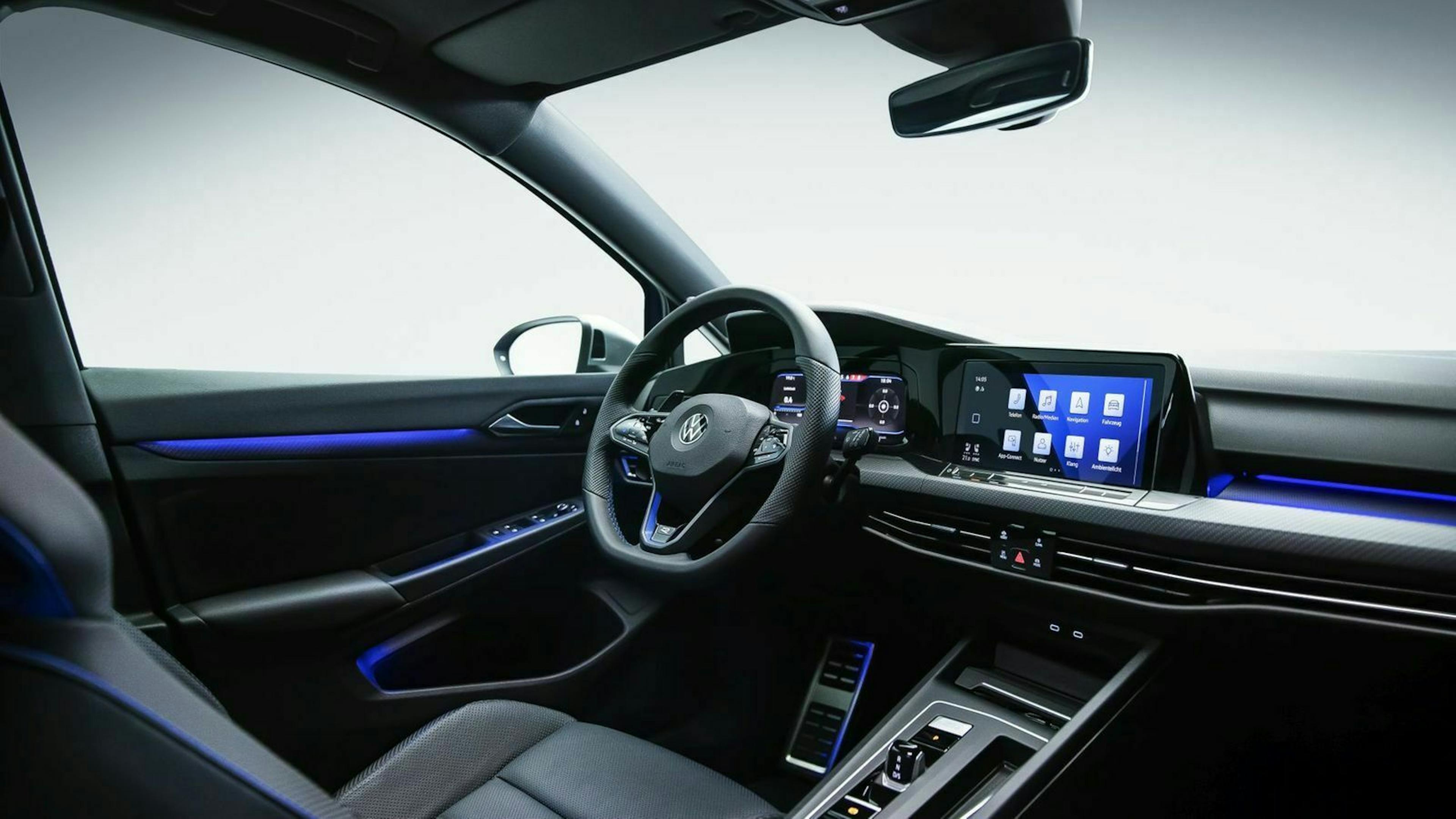 Zu sehen ist das Cockpit des VW Golf 8 R