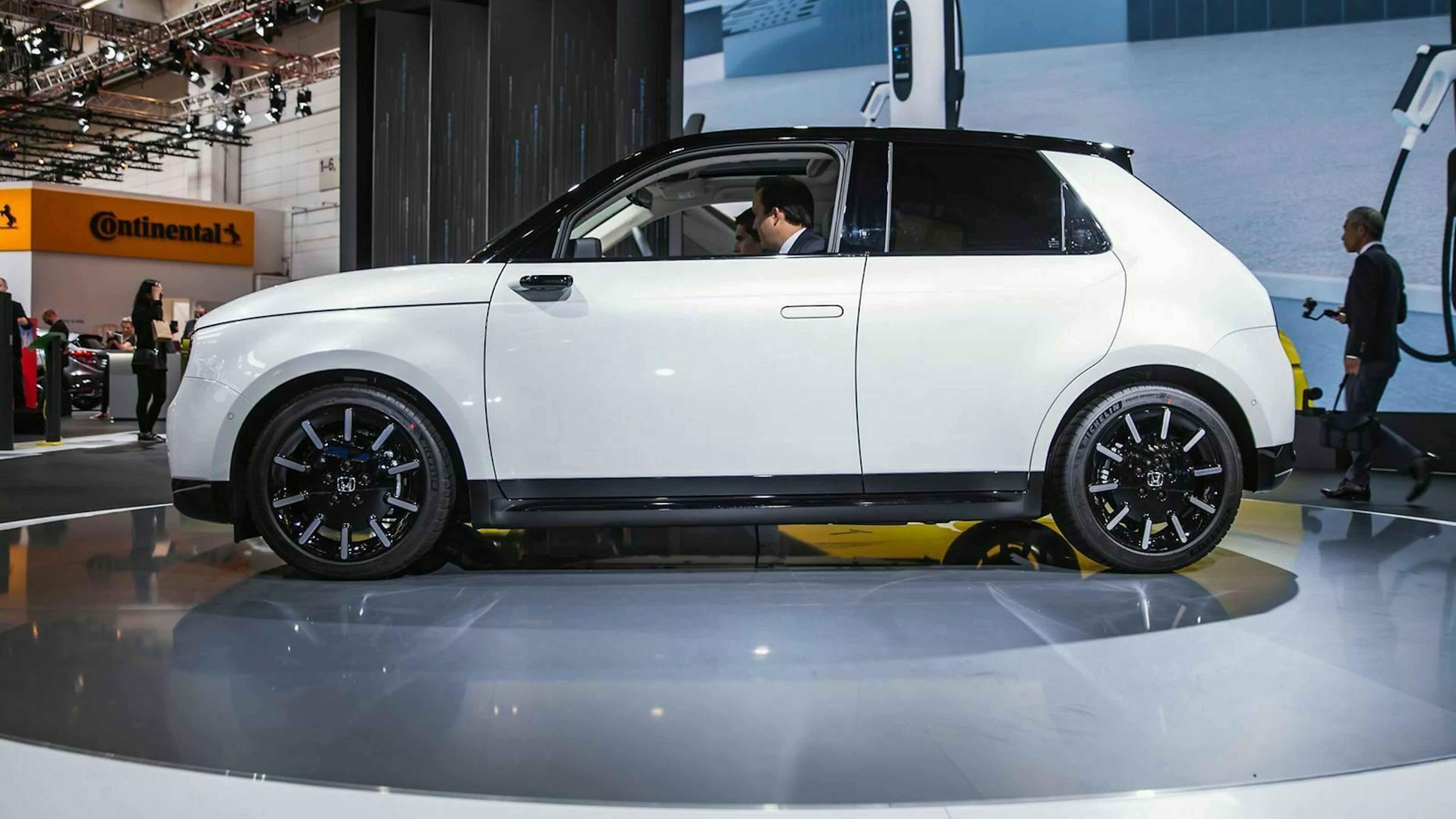 Der Honda e kommt als Fünftürer und bietet trotz Kleinwagen-Segments ordentlich Platz im Innenraum