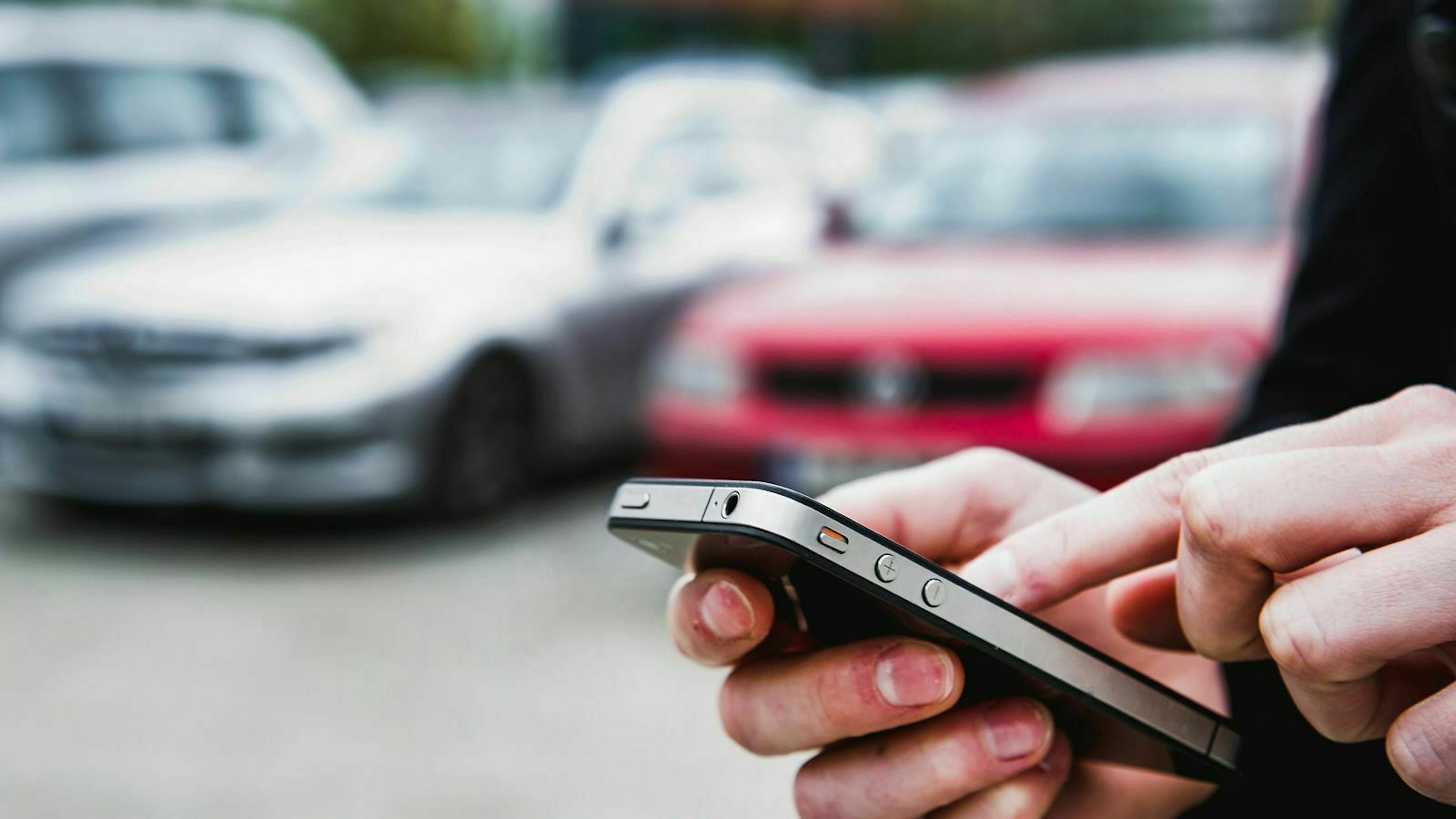 In Zukunft sollen Autos vollautomatisch, zum Beispiel mit dem Smartphone, geparkt werden können.