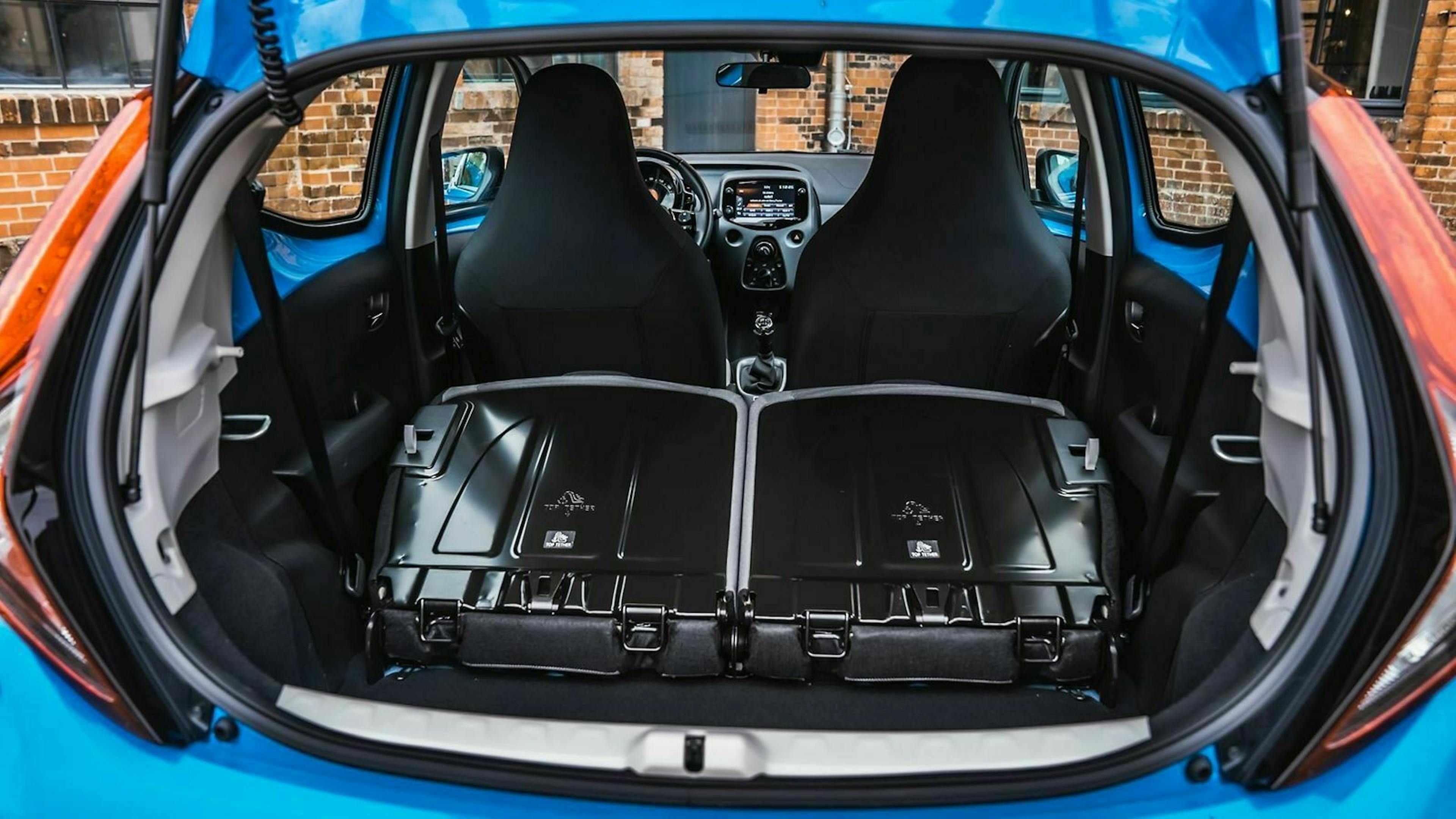 Toyota Aygo bei geöffneter Heckklappe und umgeklappter Rückbank