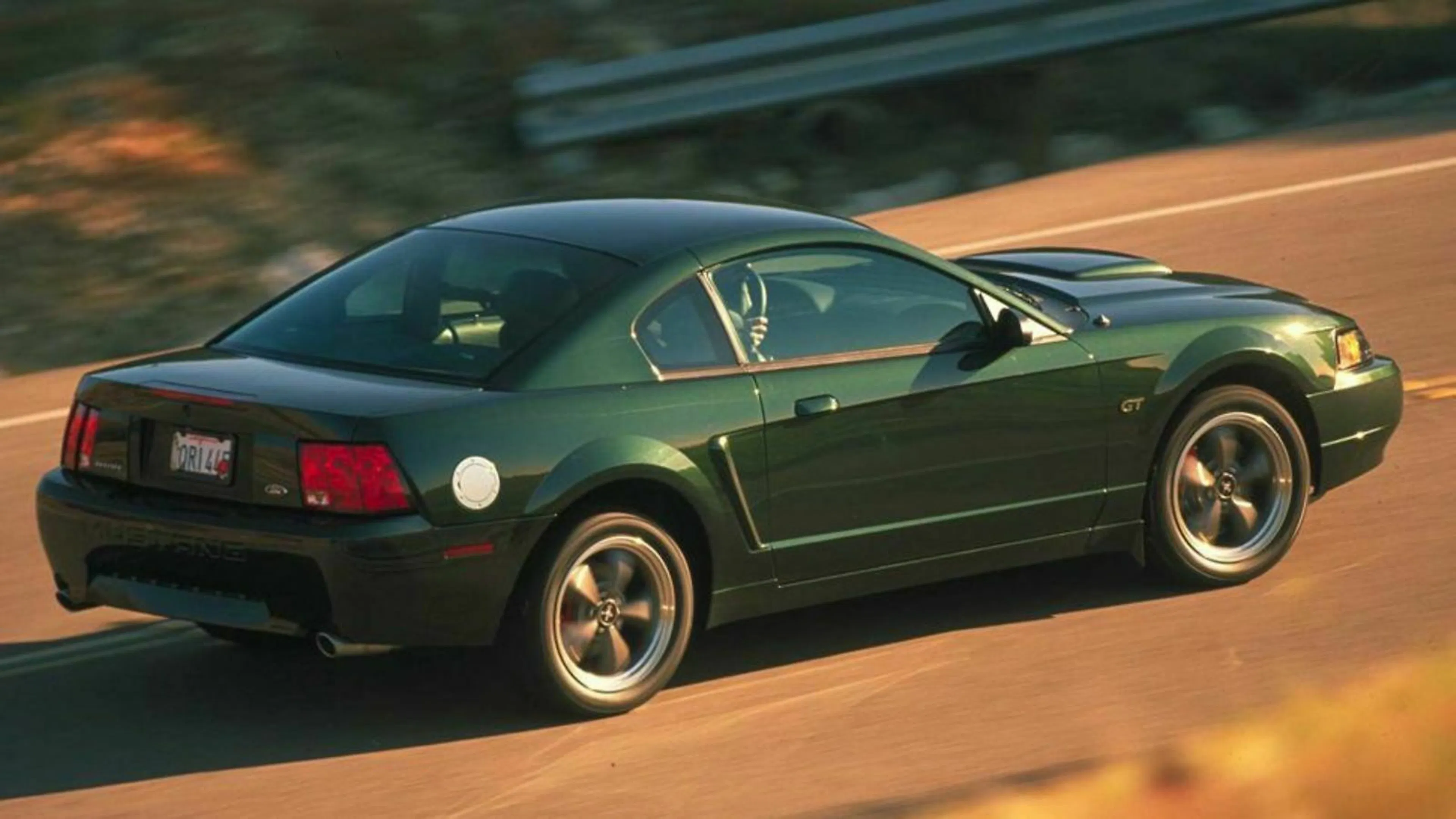 Zu sehen ist der Ford Mustang von 2001, fahrend