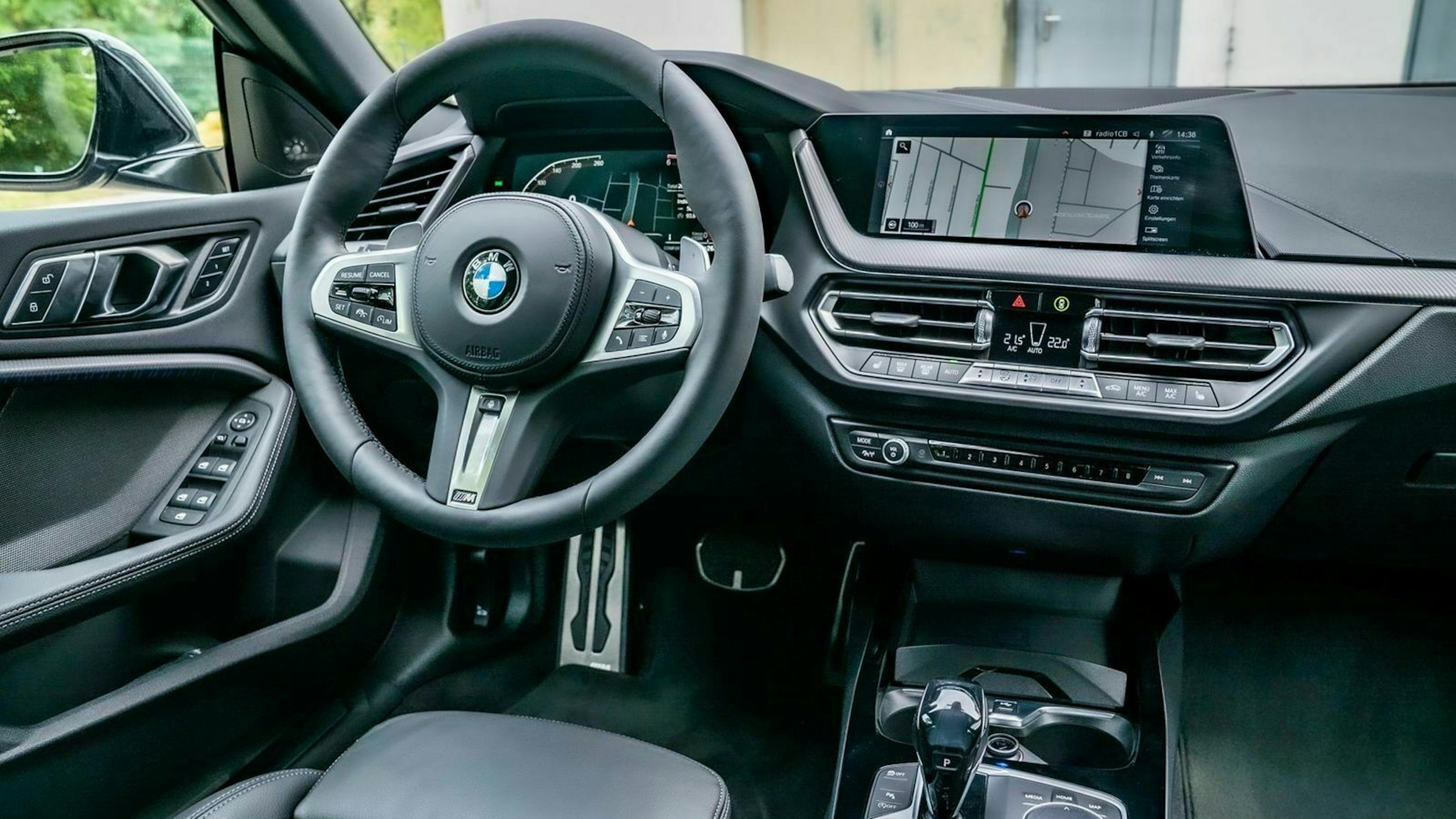 Sicht auf das Lenkrad sowuie den Bildschirm des BMW 2er