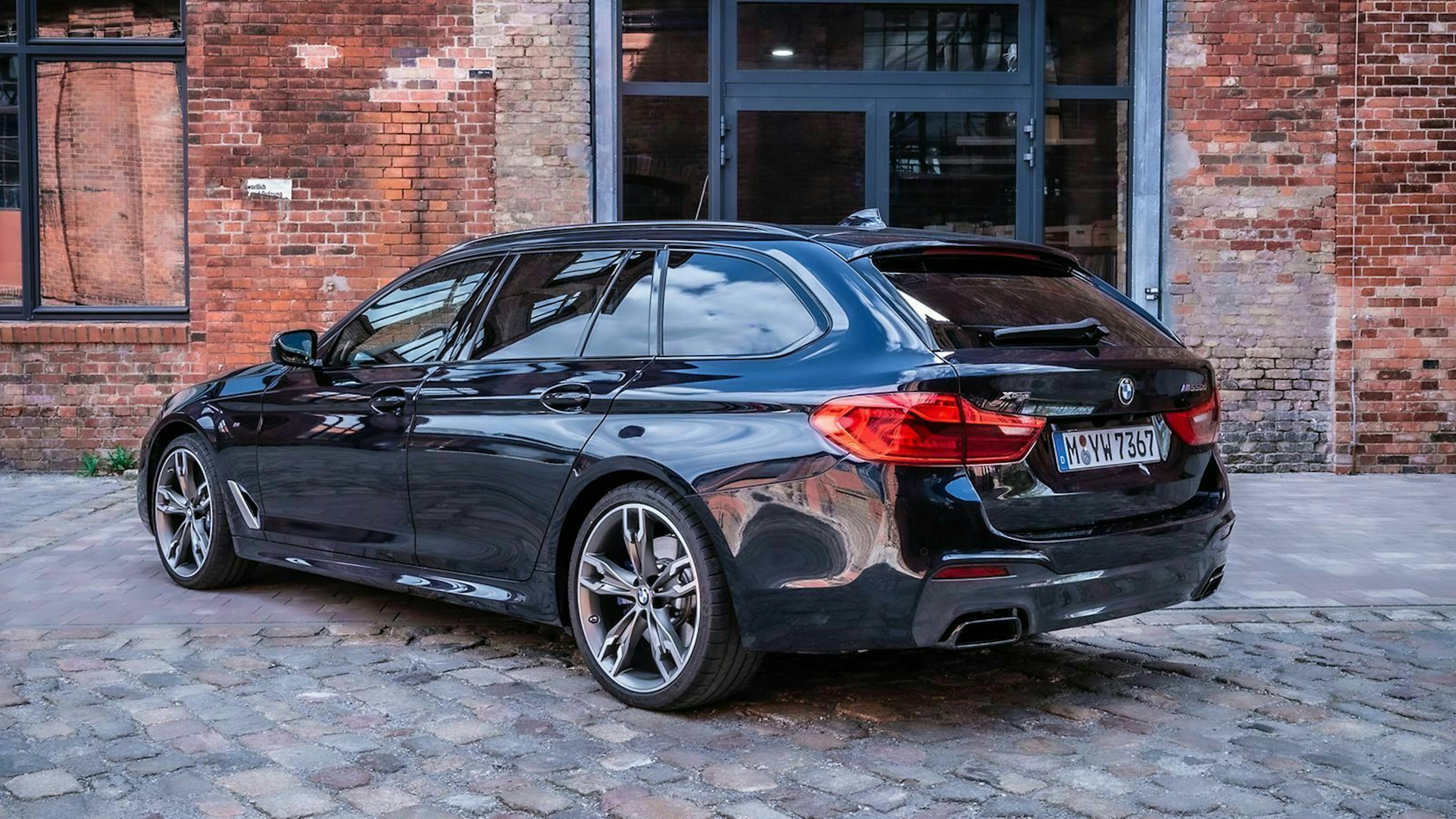 Zu sehen ist der BMW M550d xDrive Touring von hinten