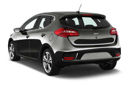 Silberner Kia Ceed Hatchback von hinten, aufrecht, mit klar erkennbaren Rücklichtern und Reifen.