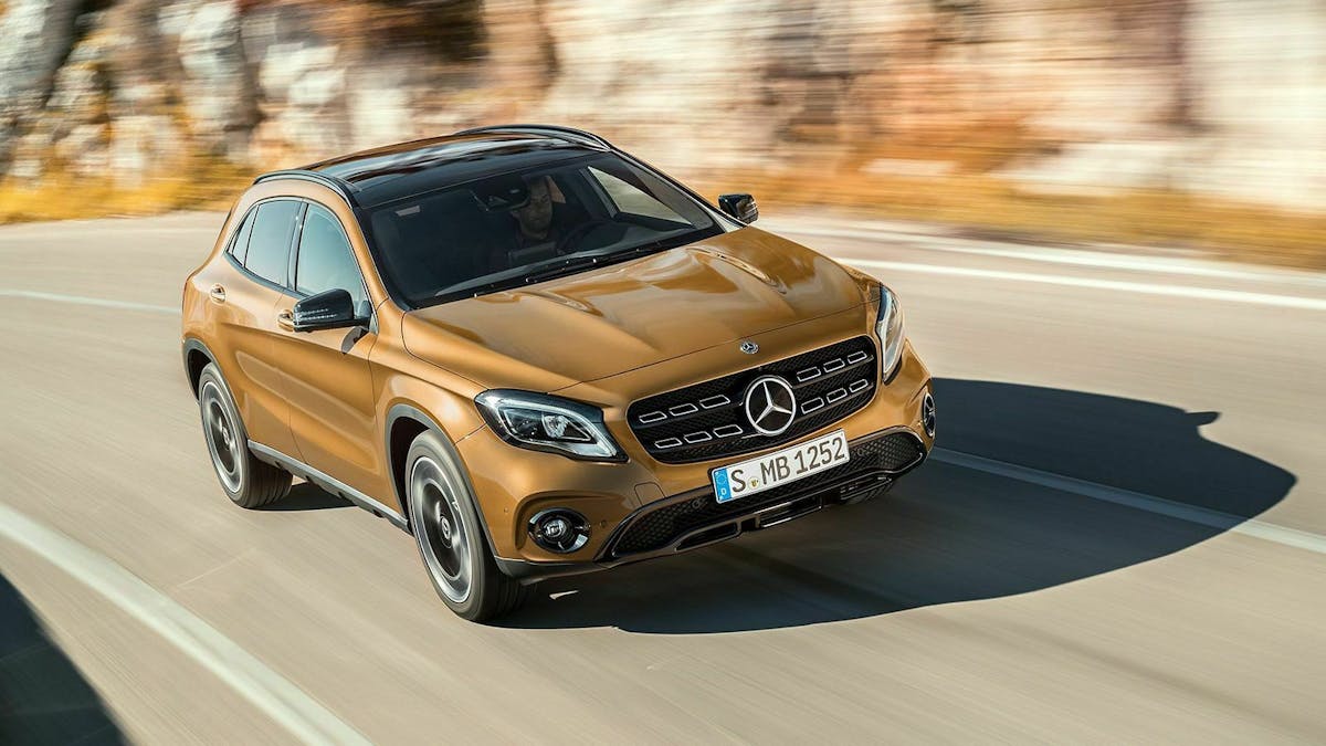 Zu sehen ist der Mercedes GLA X156 von vorn, fahrend