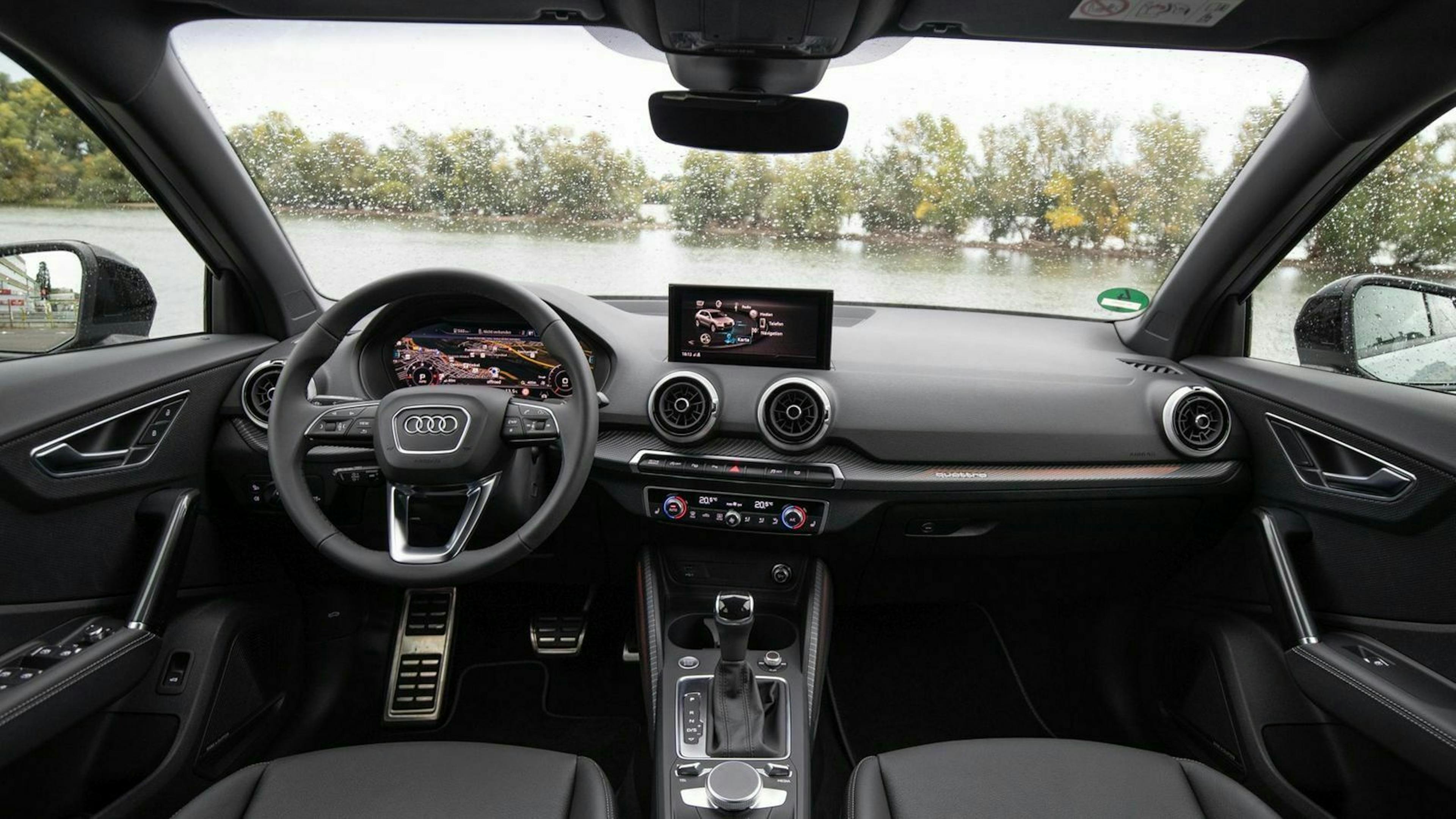Zu sehen ist das Cockpit des gelifteten Audi Q2