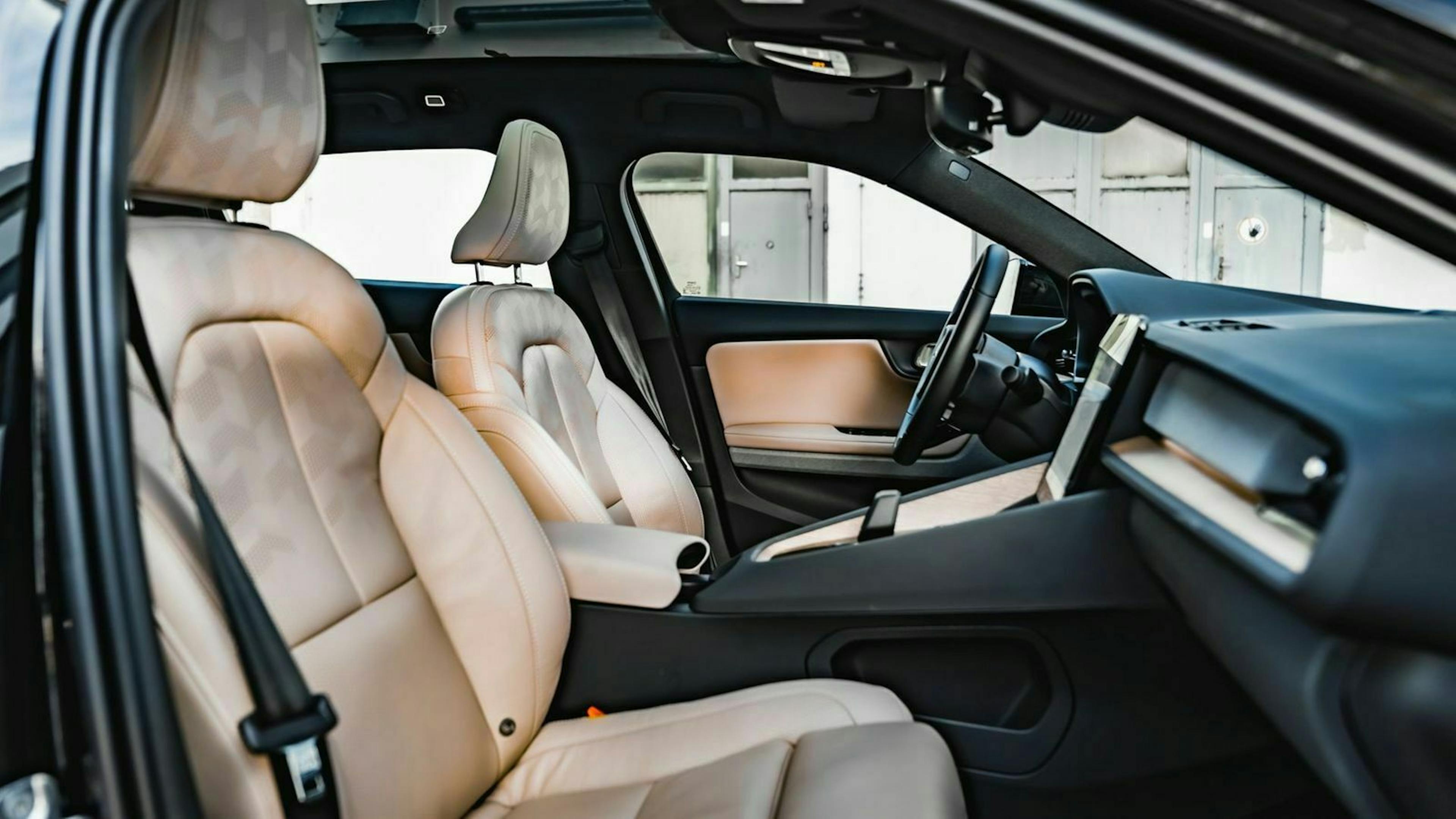 Die Vordersitze des Polestar 2 