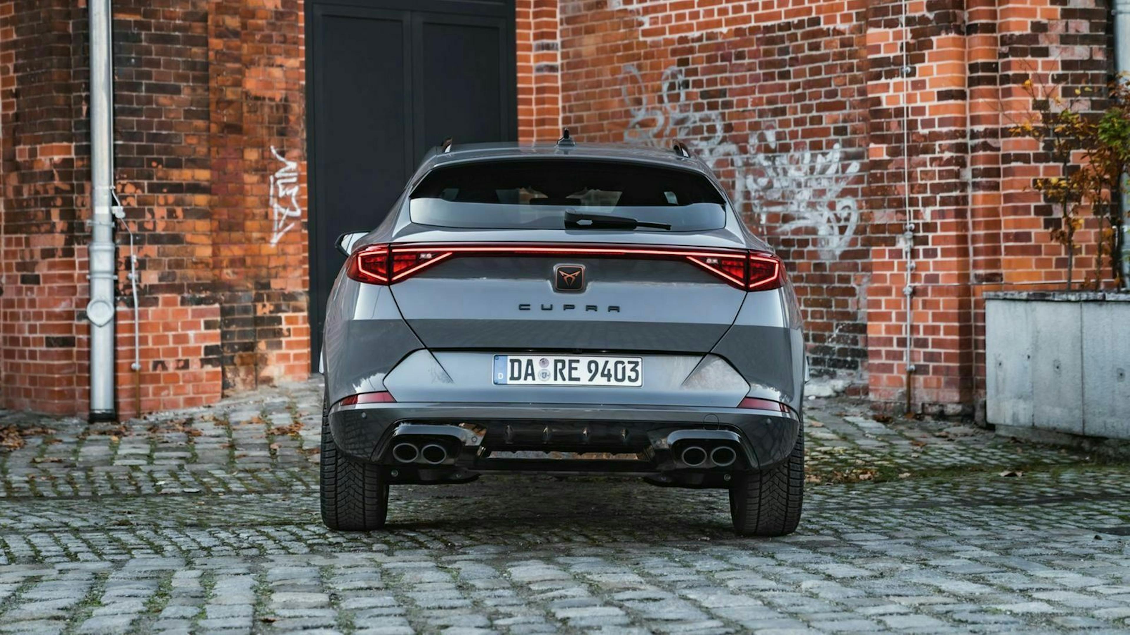 Zu sehen ist das Heck des Cupra Formentor