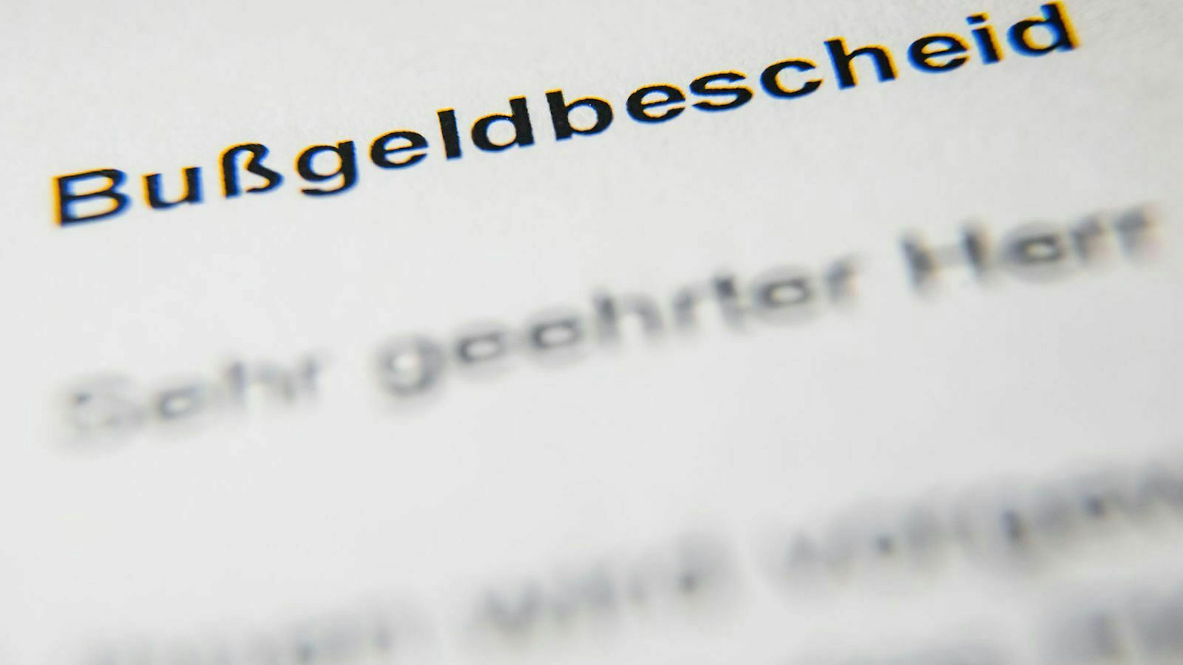 Bußgeldbescheide verjähren in Deutschland in der Regel nach drei Monaten. Danach besteht keine Zahlungspflicht mehr.