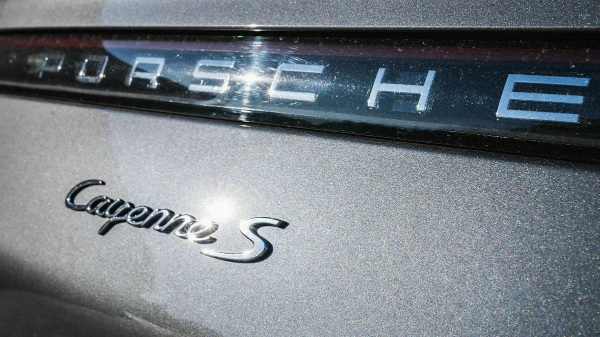 Blick auf das Heck des Porsche Cayenne. Zu sehen sind die Schriftzüge "Cayenne S" und "Porsche"