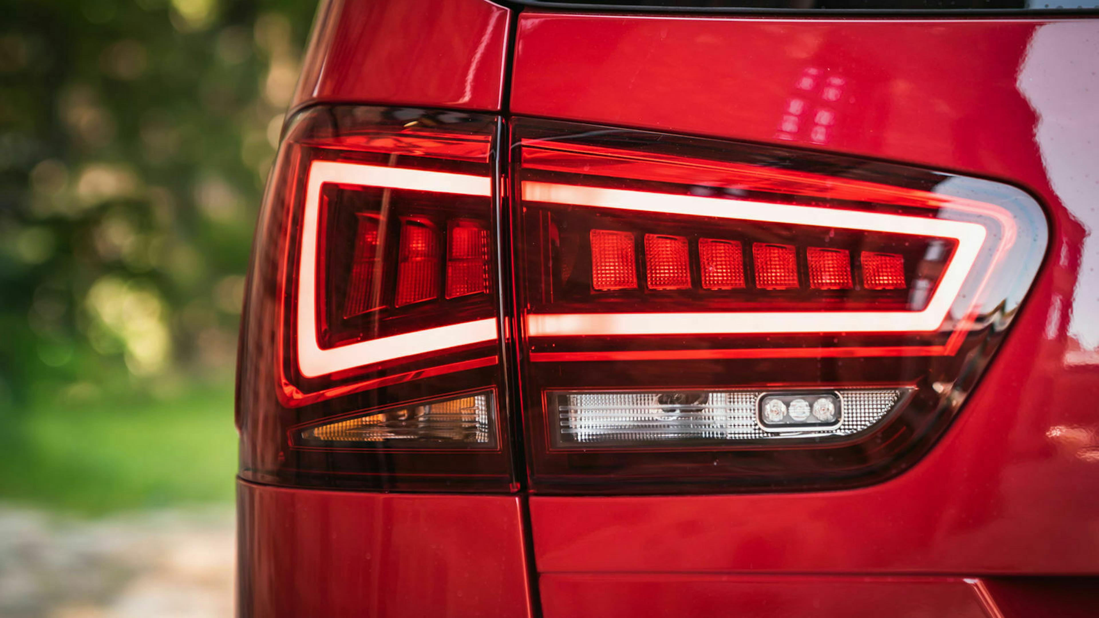 Zu sehen ist der Rückscheinwerfer des Seat Alhambra