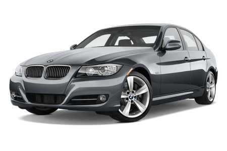 Silberner BMW 3er-Limousine, seitliche Frontansicht, auf weißem Hintergrund.