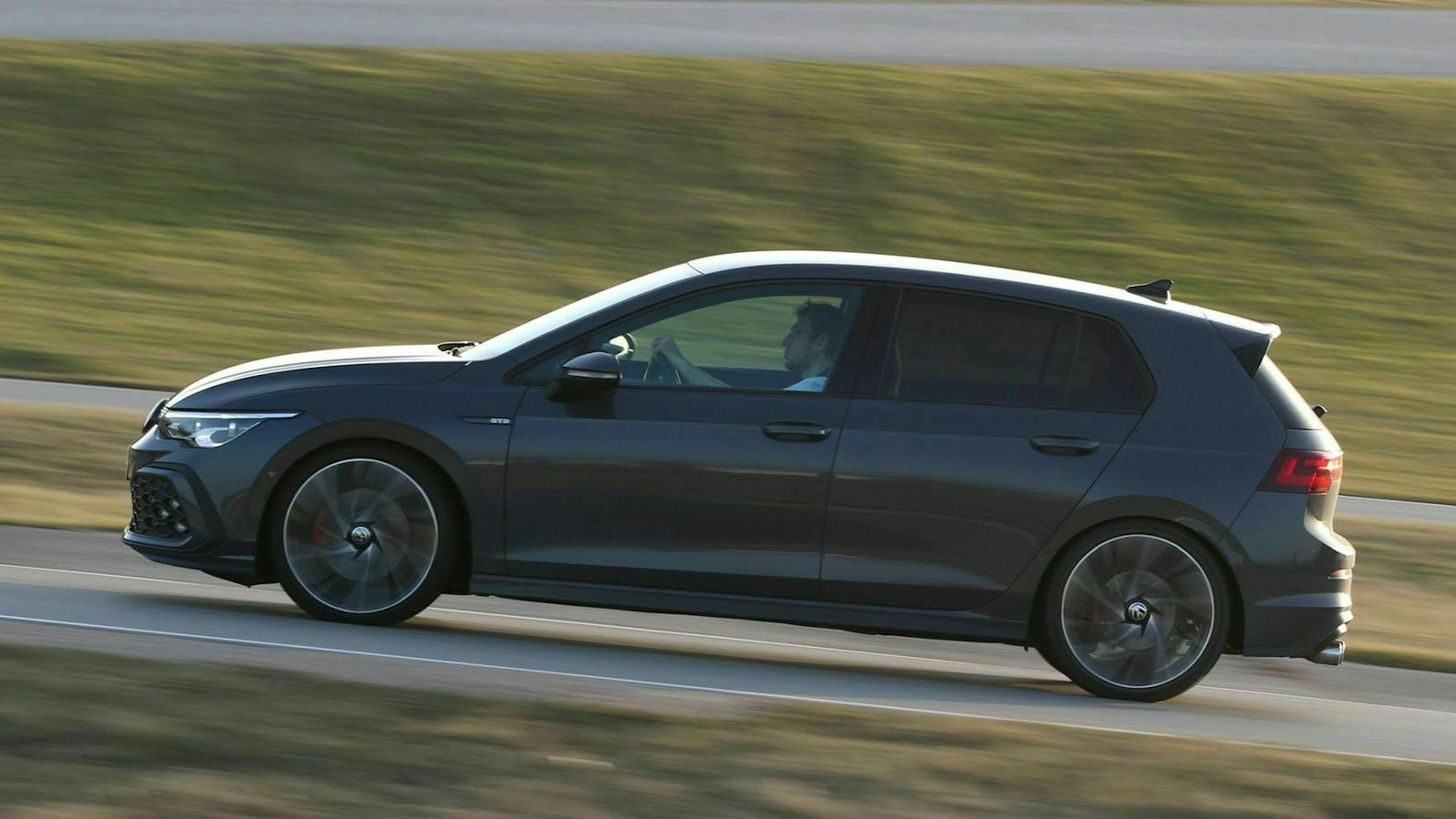 Zu sehen ist der Golf GTD in seitlicher Position