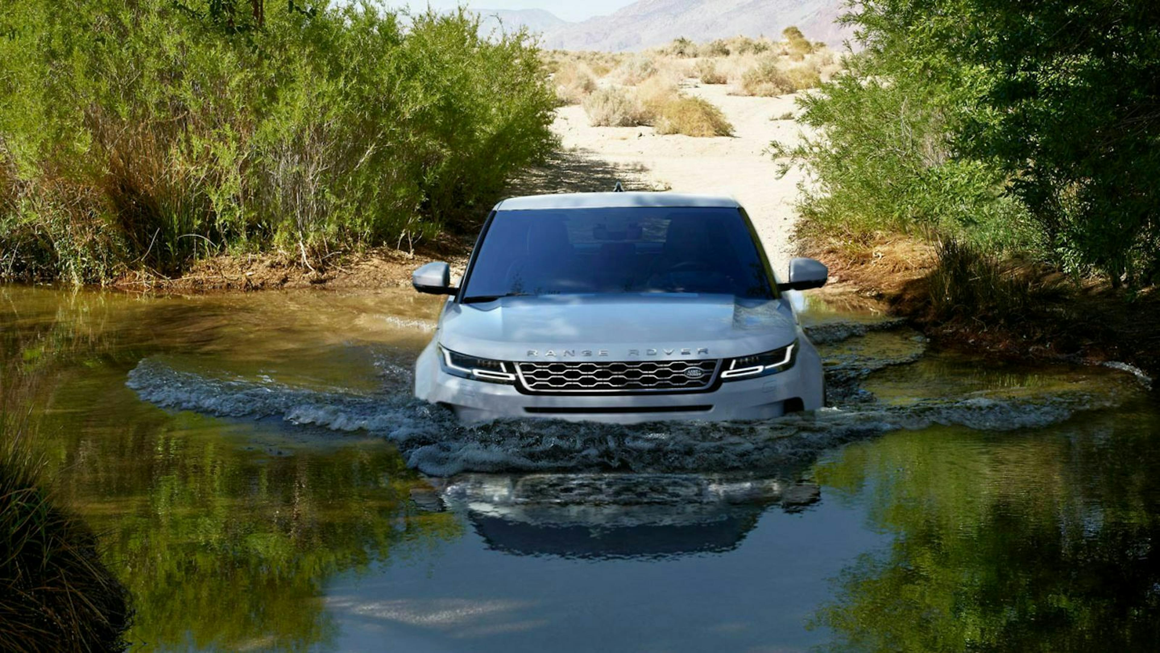 Mit einer Wattiefe von bis zu 60 Zentimetern kommt der Evoque durch kleine Flüsse