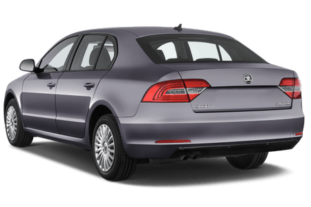 Silberner Skoda Octavia Limousine, Rückansicht, auf weißem Hintergrund. Fahrzeug mit klaren Linien und markantem Design.