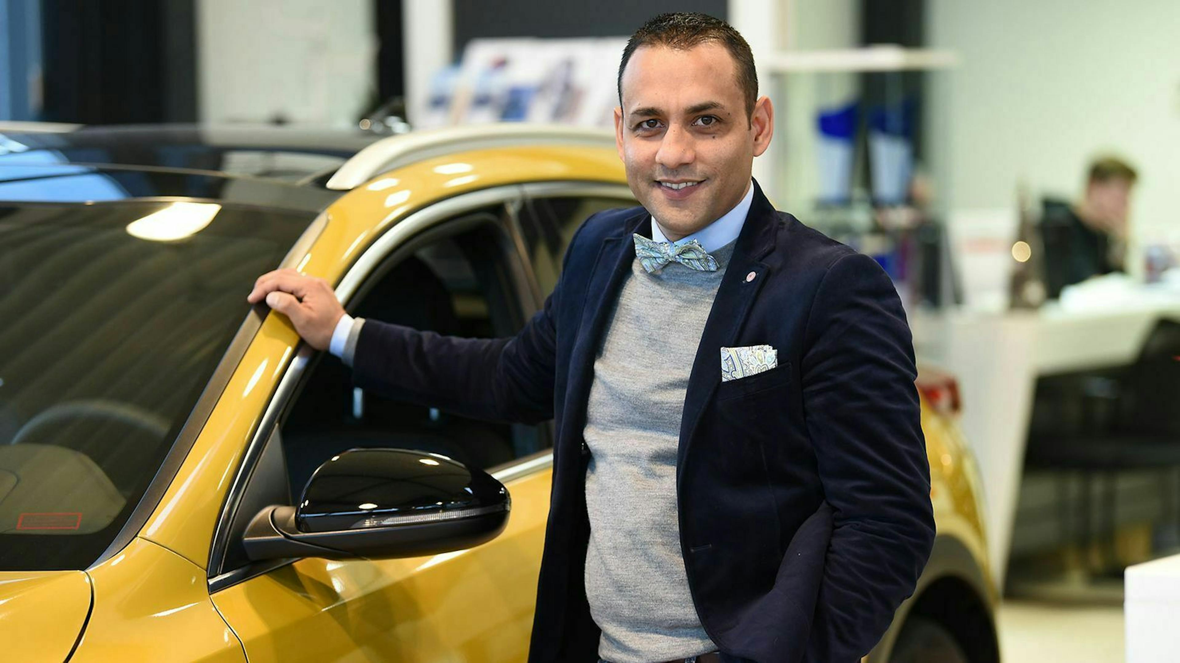 Bajram Bekirovski steht vor einem Auto