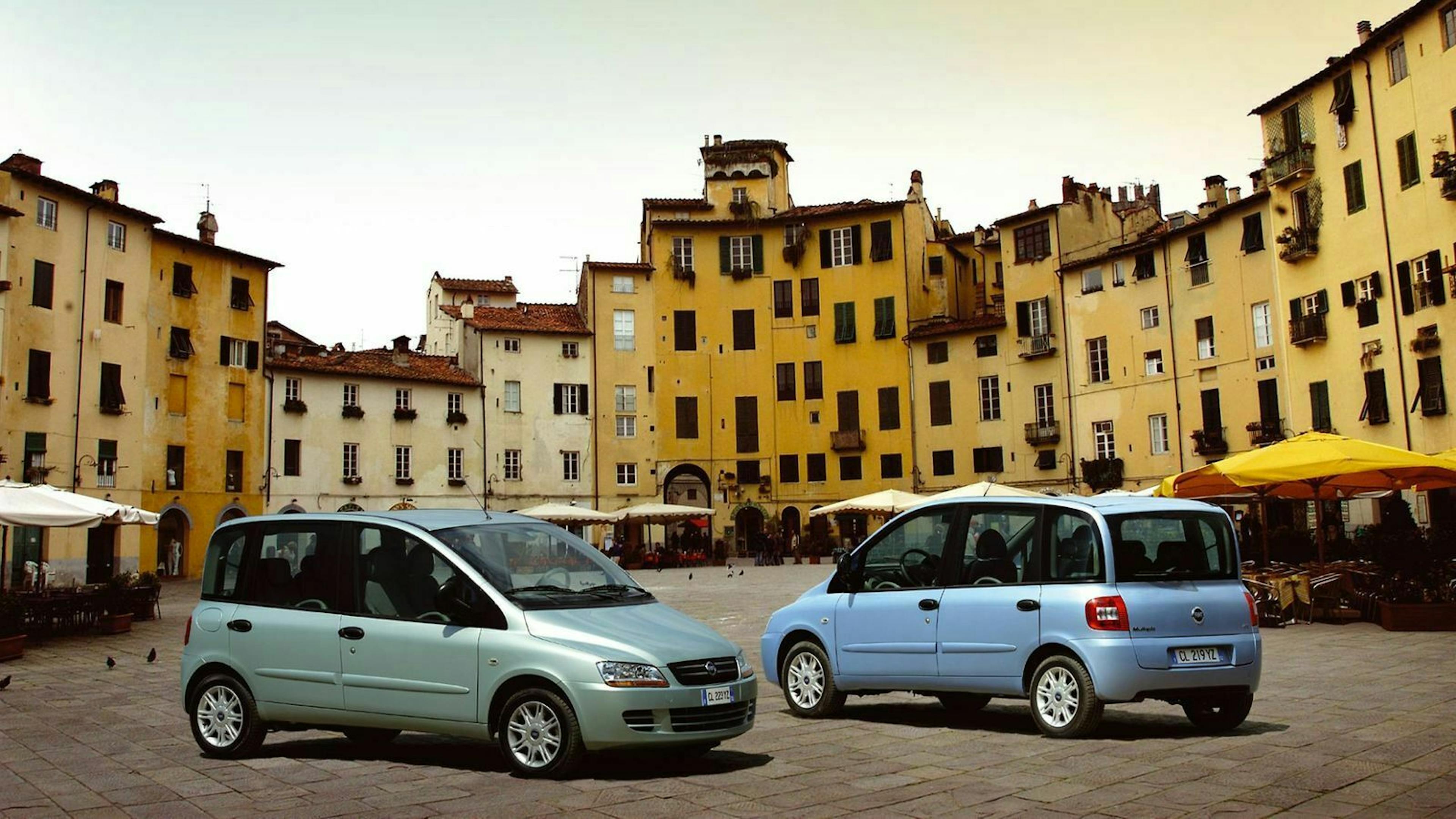 Zu sehen sind zwei Fiat Multipla. Fiat offrierte zwei CNG Optionen: Blue-Power und Bi-Power