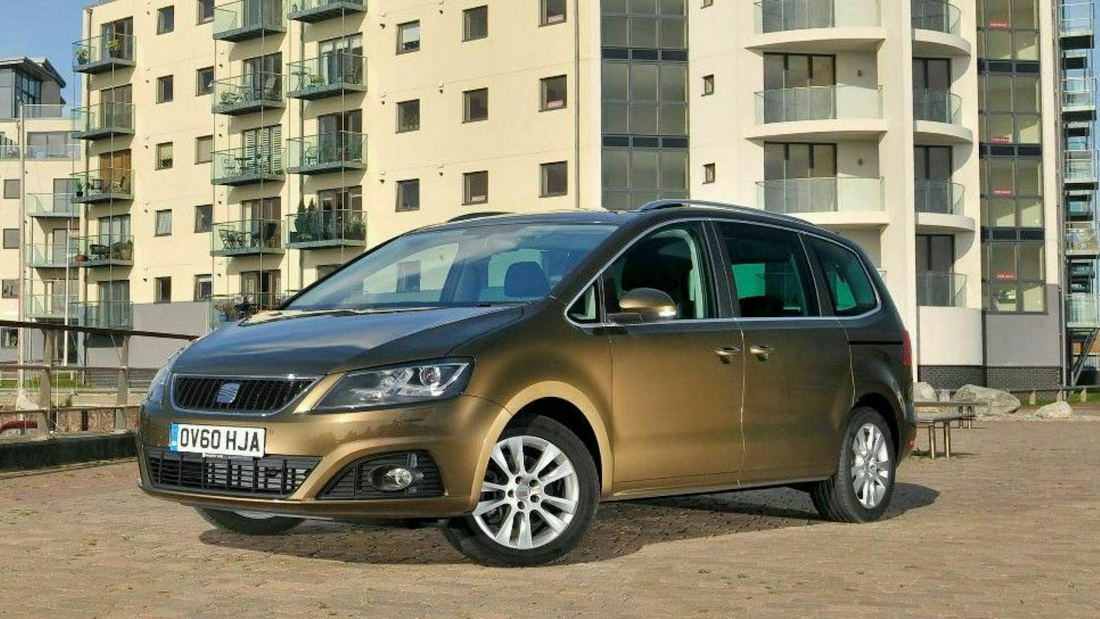 Zu sehen ist der Seat Alhambra von vorne