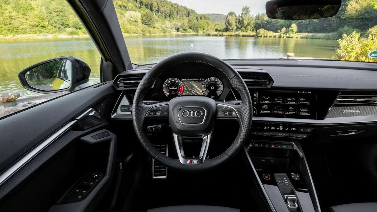 Zu sehen ist das Cockpit des Audi S3 2020