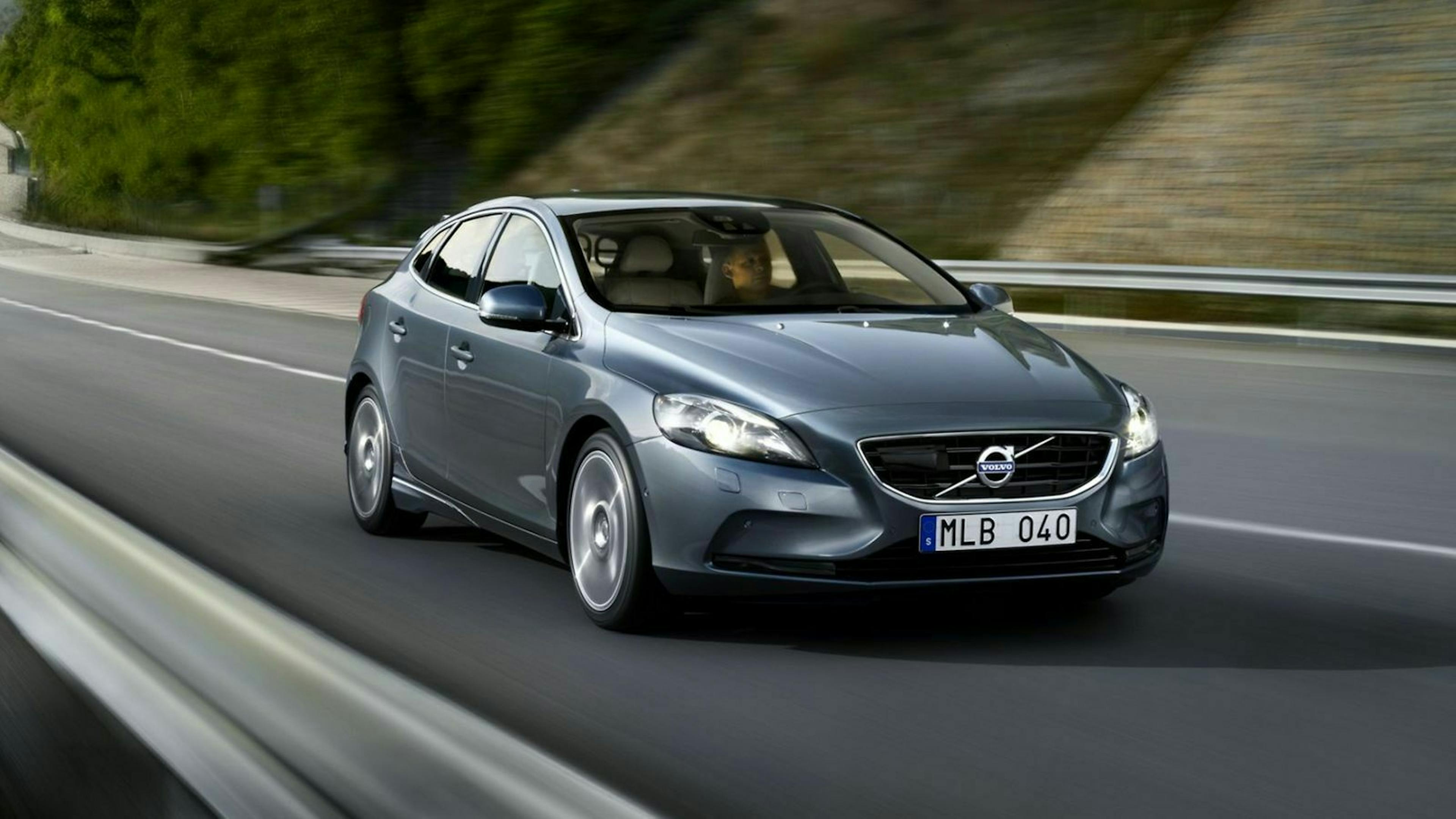 Volvo V40 in der Ansicht von vorne-links, fahrend
