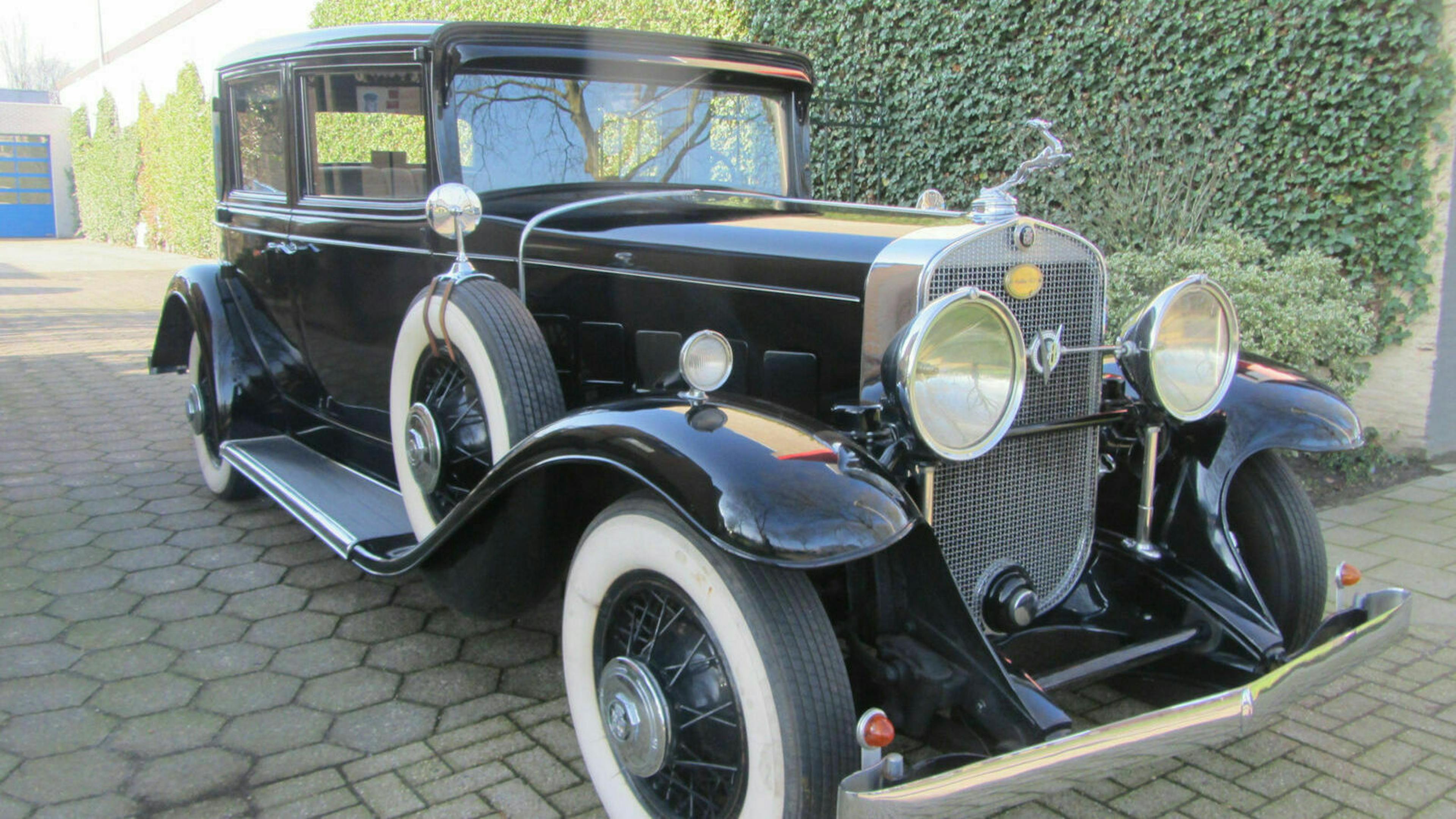 Zu sehen ist der Cadillac Town Sedan, stehend