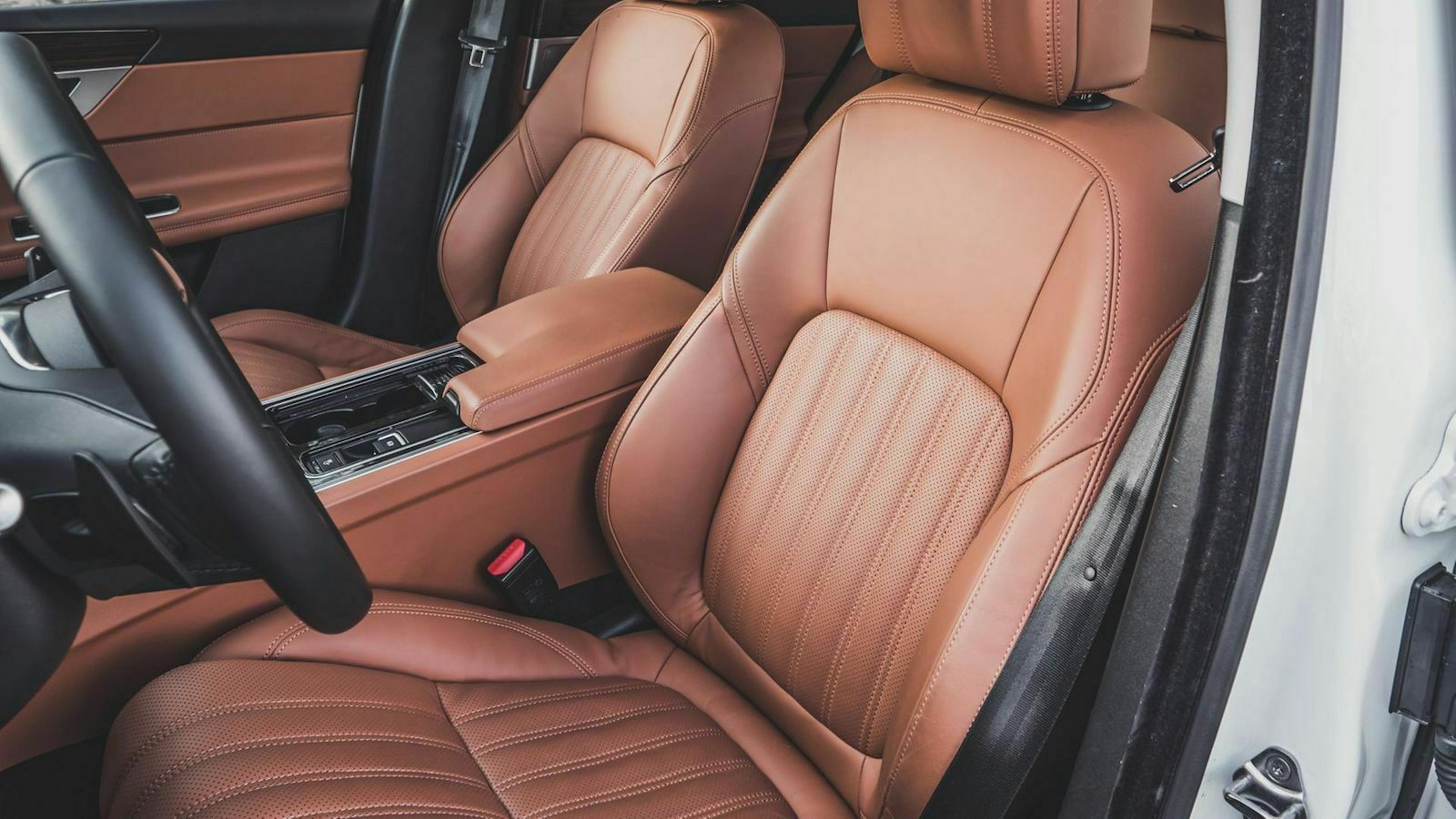 Ledersitze mit Sicht auf den Fahrersitz