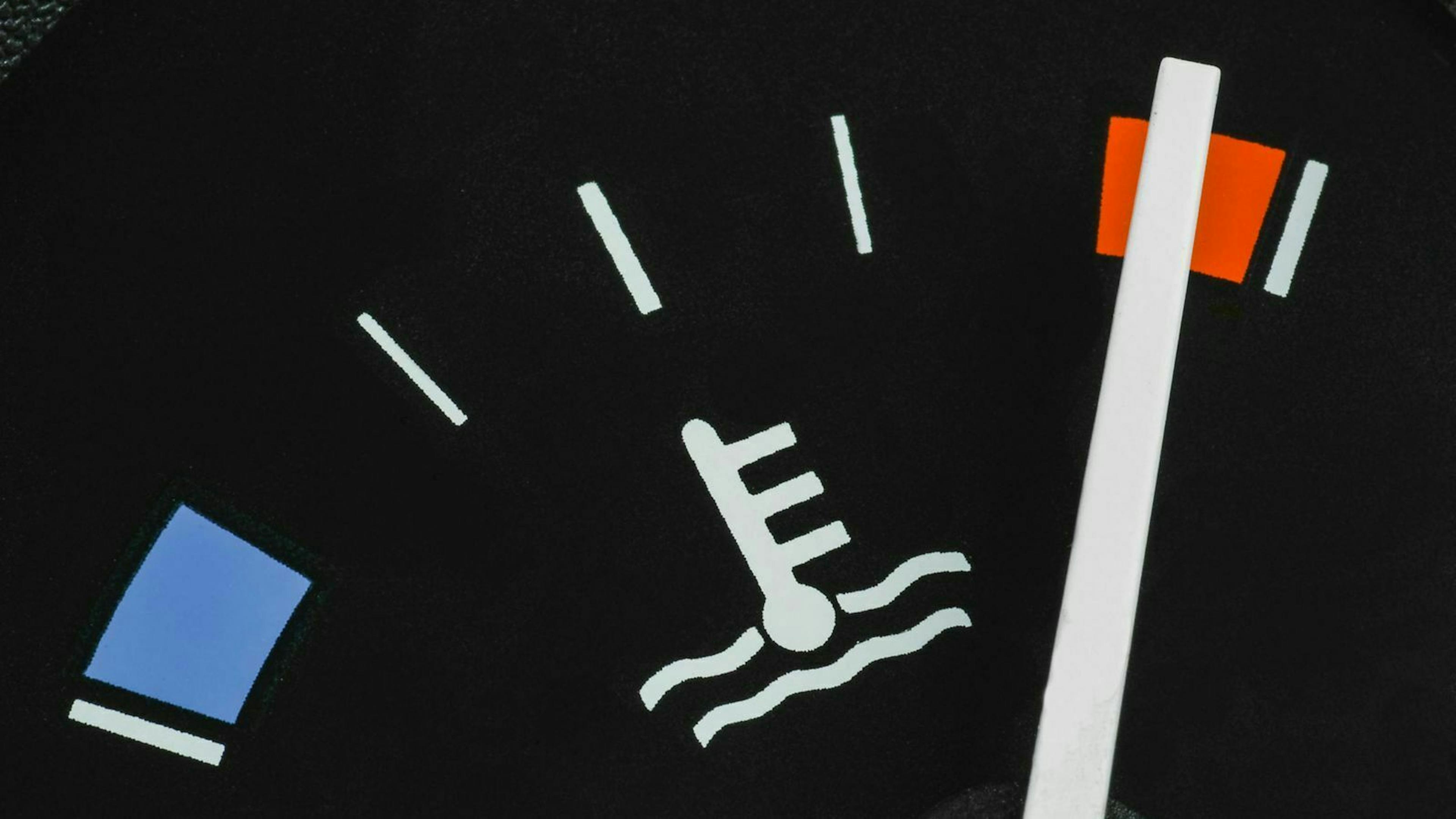 Kühlmittelbehälter fassen fünf bis zehn Liter Kühlflüssigkeit.